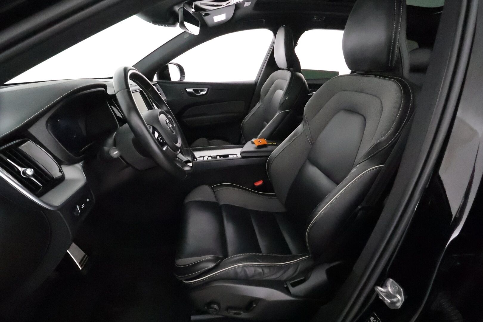 Volvo XC60 2021 T8 TwE AWD R-Design aut **H&K / Panorama / Adapt.Vakkari / Webasto / Koukku / Full-LED / Sportpenkki Muistilla** - 3,99 % KORKOTARJOUS TÄHÄN AUTOON - Akku kuntotarkastettu / Kahdet Renkaat / HYVILLÄ KAMOILLA!