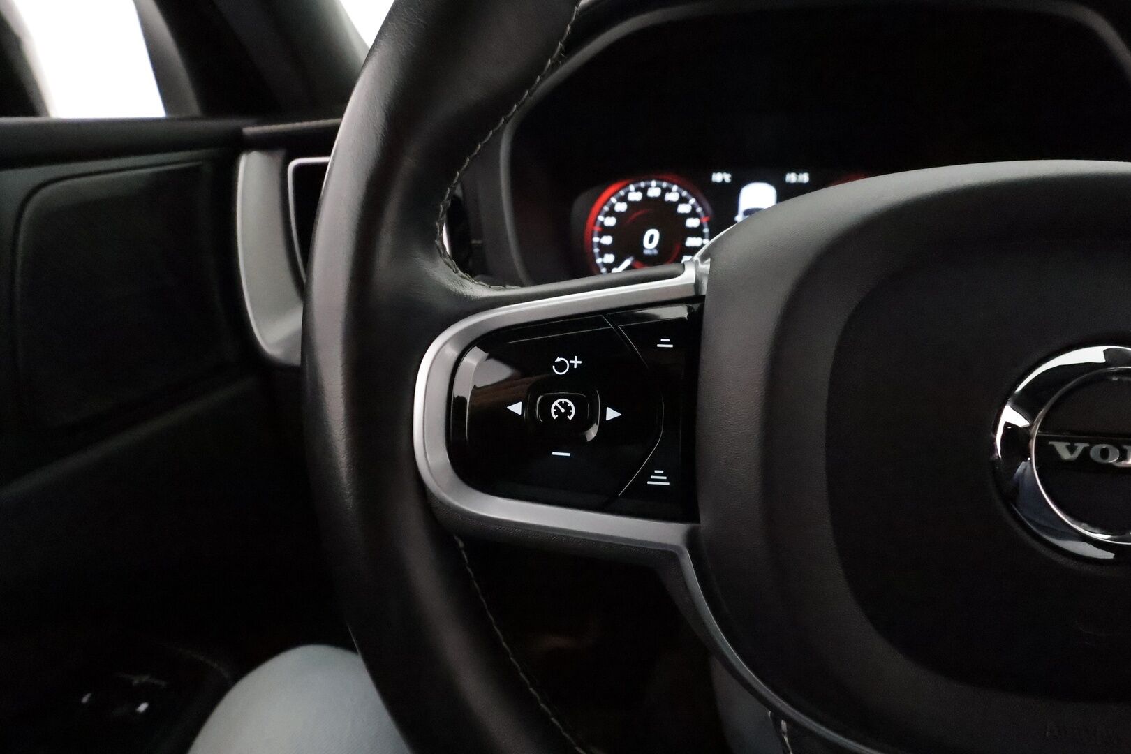 Volvo XC60 2021 T8 TwE AWD R-Design aut **H&K / Panorama / Adapt.Vakkari / Webasto / Koukku / Full-LED / Sportpenkki Muistilla** - 3,99 % KORKOTARJOUS TÄHÄN AUTOON - Akku kuntotarkastettu / Kahdet Renkaat / HYVILLÄ KAMOILLA!