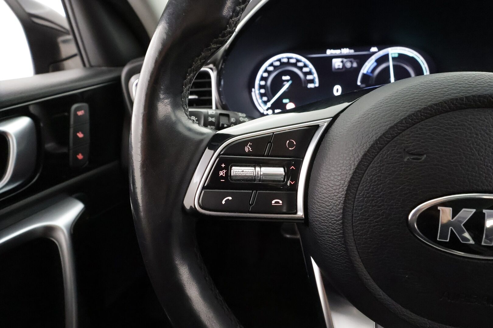 KIA XCEED 2020 1.6 GDI PHEV Business Premium * ACC / P.kamera / LED / Muistipenkki / Panorama / Ilmastoidut nahat / Koukku / Sähköluukku * - Kahdet renkaat aluvanteilla / Huippuvarusteet