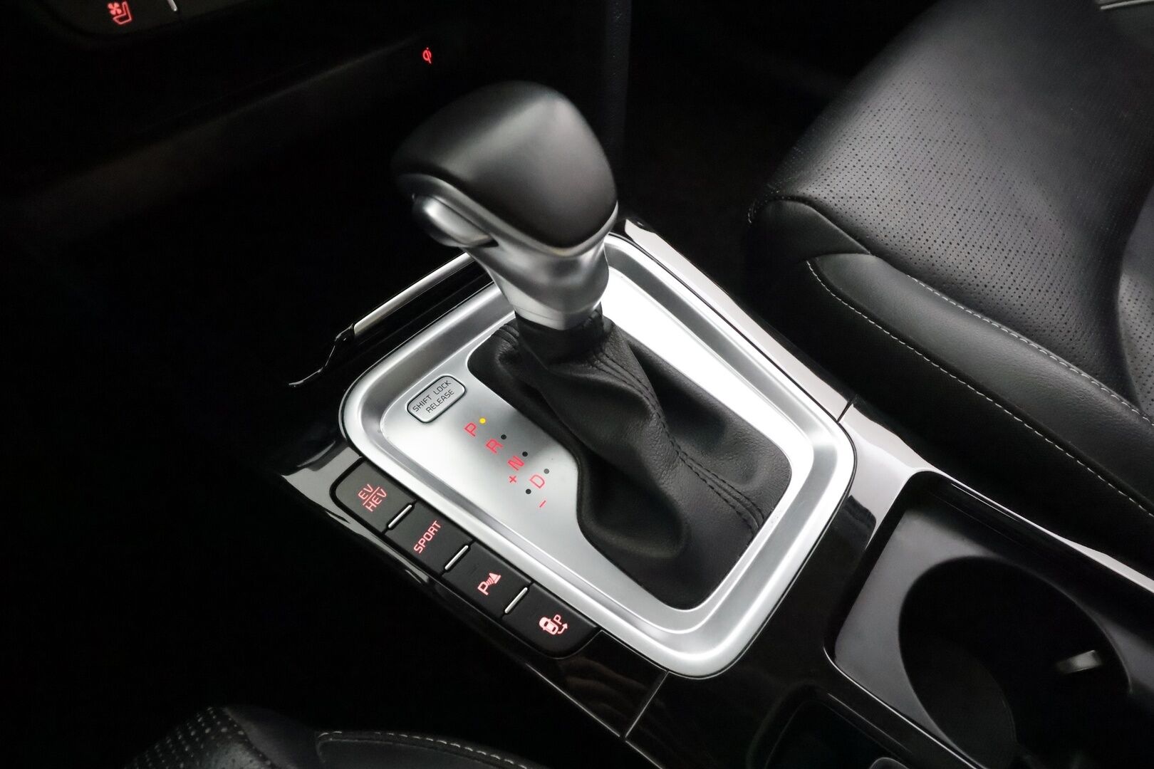 KIA XCEED 2020 1.6 GDI PHEV Business Premium * ACC / P.kamera / LED / Muistipenkki / Panorama / Ilmastoidut nahat / Koukku / Sähköluukku * - Kahdet renkaat aluvanteilla / Huippuvarusteet