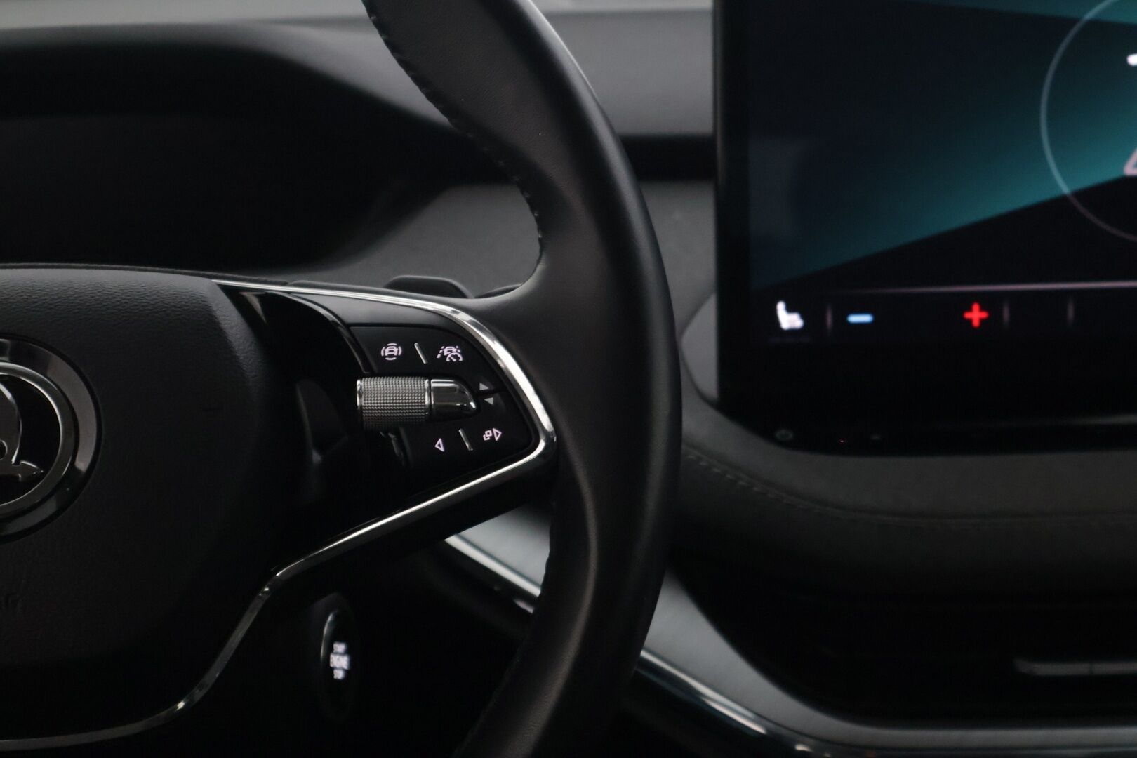 Skoda Enyaq 2021 80 iV 82kWh * Metalliväri / Peruutuskamera /  Crystal- Led * - Kahdet huippukuntoiset renkaat / 2x Vanteet / 2x Avain / Näyttävä isoakkuinen * - HULLUT AVAJAISHULINAT KORKOTARJOUS 3,29 %