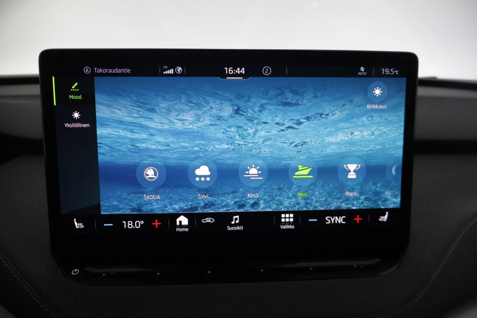 Skoda Enyaq 2021 80 iV 82kWh * Metalliväri / Peruutuskamera /  Crystal- Led * - Kahdet huippukuntoiset renkaat / 2x Vanteet / 2x Avain / Näyttävä isoakkuinen * - HULLUT AVAJAISHULINAT KORKOTARJOUS 3,29 %