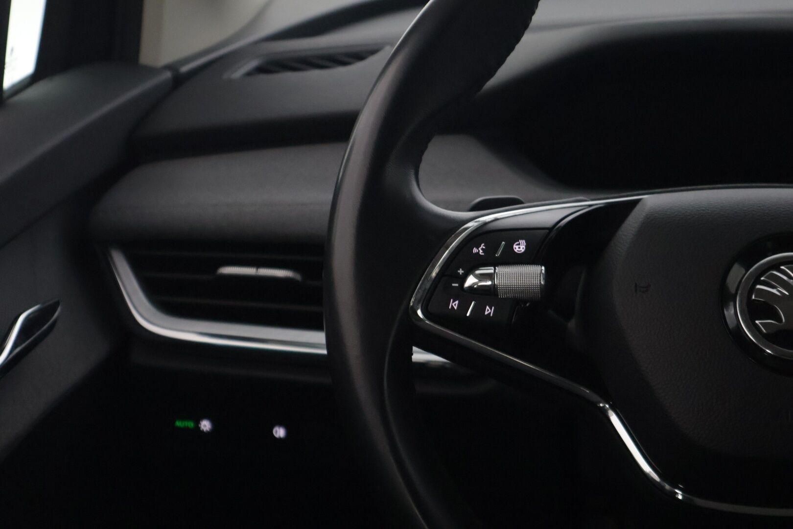 Skoda Enyaq 2021 80 iV 82kWh * Metalliväri / Peruutuskamera /  Crystal- Led * - Kahdet huippukuntoiset renkaat / 2x Vanteet / 2x Avain / Näyttävä isoakkuinen * - HULLUT AVAJAISHULINAT KORKOTARJOUS 3,29 %