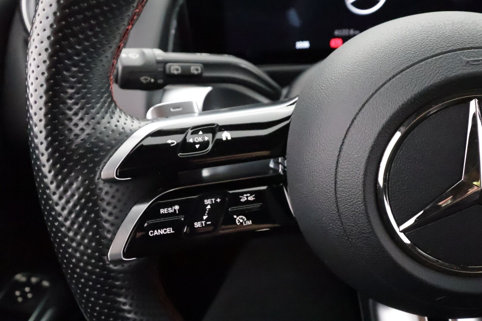 Mercedes-Benz EQB 2024 350 4MATIC AMG Line - | DIstronic Pro | Lisälämmitin | Koukku | P.Kamera | High Performance LED | Widescreen | Apple&Android | Suomi-auto | Kahdet Renkaat |