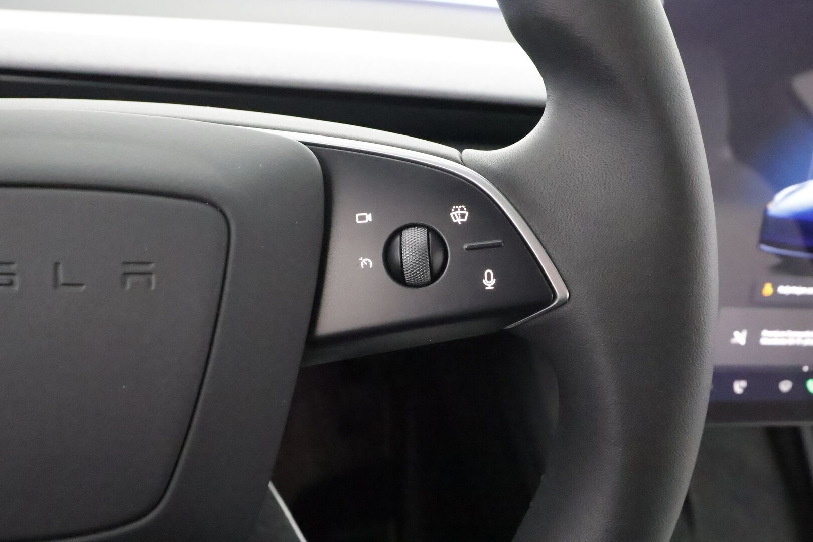 Tesla Model 3 2024 Long Range * Koukku / ILP / ACC / Lasikatto / Matrix-LED / P.Kamera / Ilmastoitu Muistipenkki / Premium Audio * - Suomi-auto / Kahdet renkaat aluvanteilla