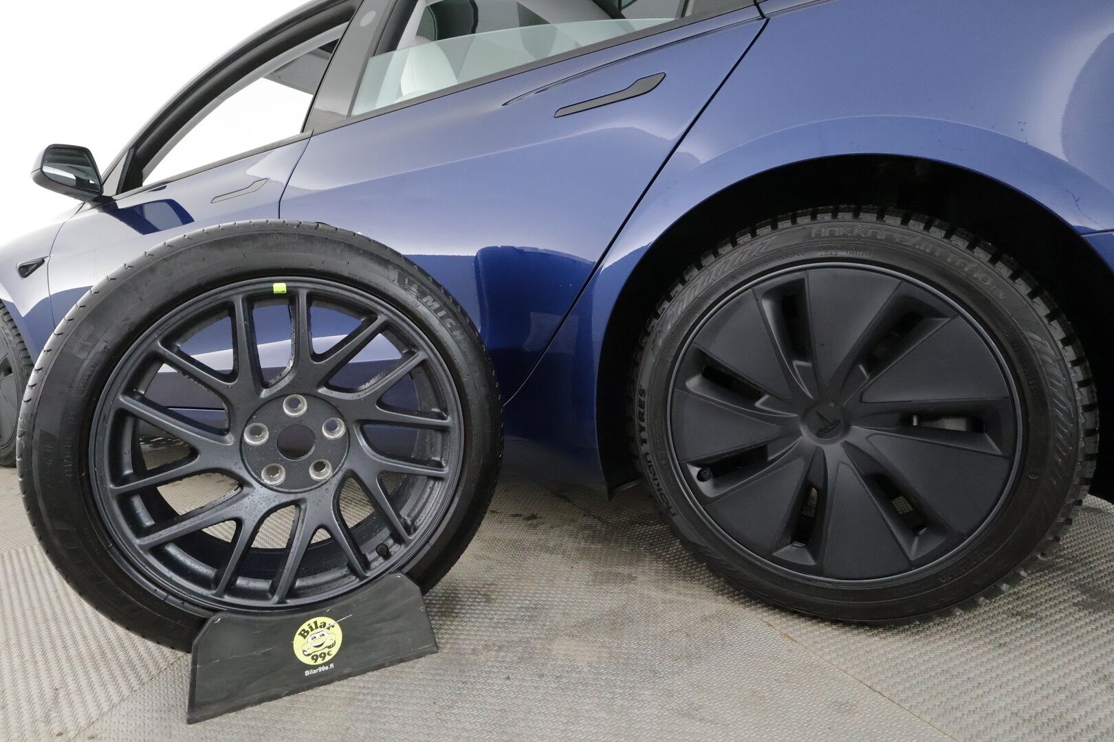 Tesla Model 3 2024 Long Range * Koukku / ILP / ACC / Lasikatto / Matrix-LED / P.Kamera / Ilmastoitu Muistipenkki / Premium Audio * - Suomi-auto / Kahdet renkaat aluvanteilla