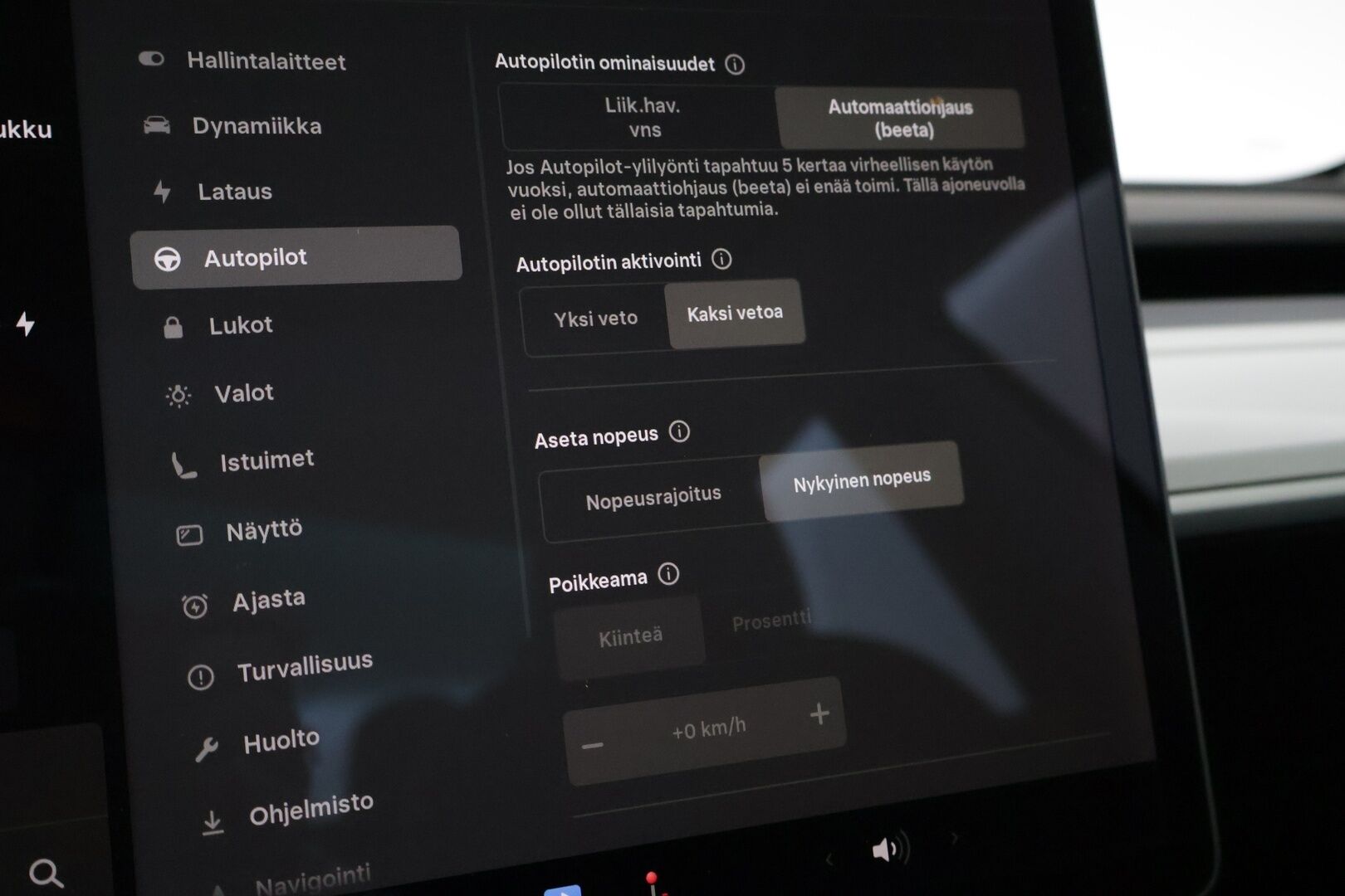 TESLA MODEL 3 2020 Standard Range Plus / Autopilot / Vetokoukku / Lasikatto / Premium Audio Sentry / Peruutuskamera - Kahdet renkaat / Takuuta jäljellä