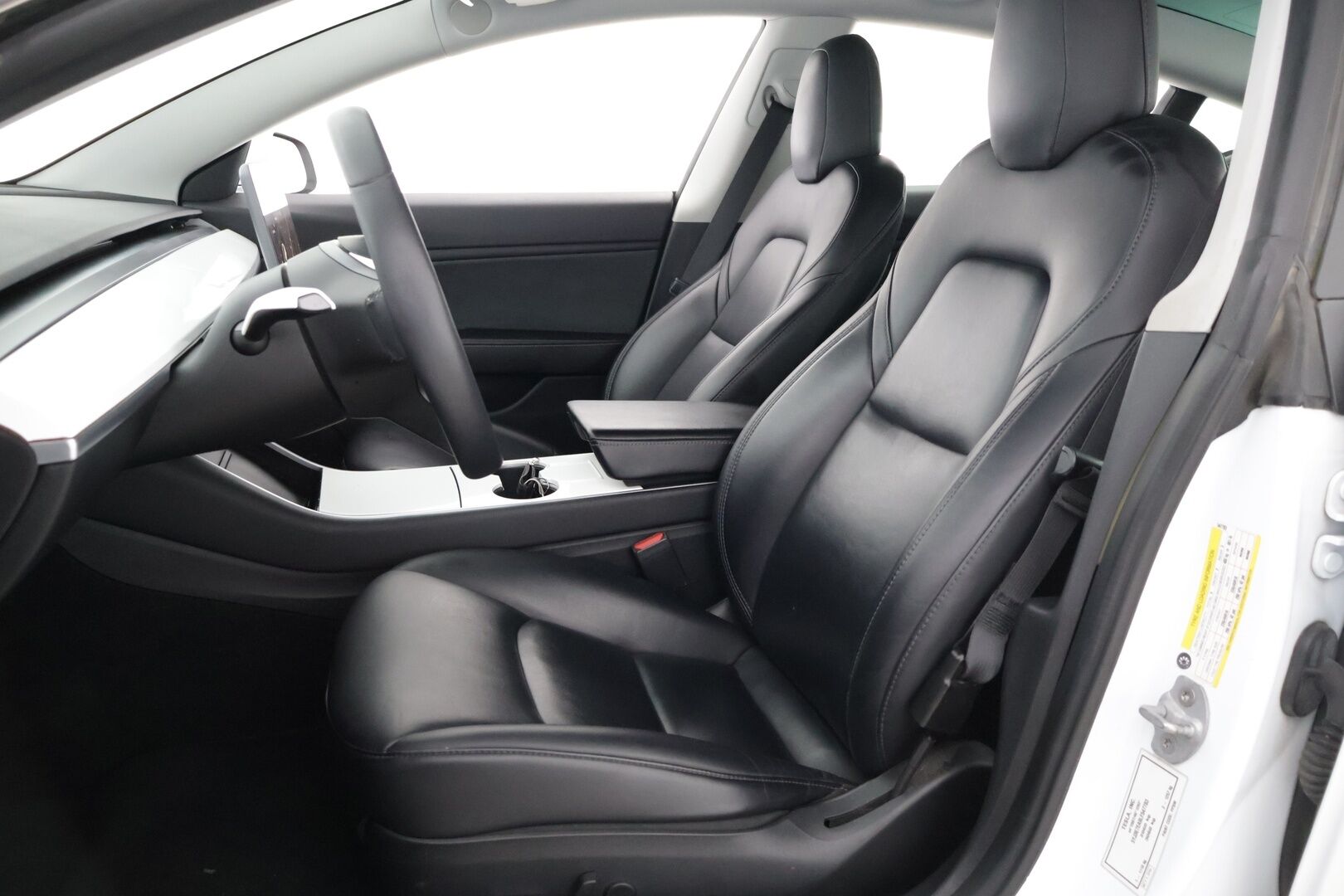 TESLA MODEL 3 2020 Standard Range Plus / Autopilot / Vetokoukku / Lasikatto / Premium Audio Sentry / Peruutuskamera - Kahdet renkaat / Takuuta jäljellä