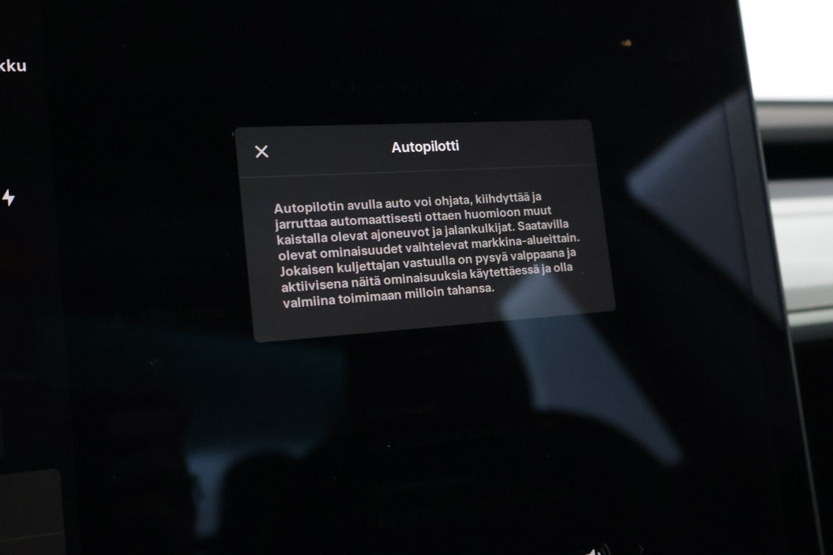 TESLA MODEL 3 2020 Standard Range Plus / Autopilot / Vetokoukku / Lasikatto / Premium Audio Sentry / Peruutuskamera - Kahdet renkaat / Takuuta jäljellä