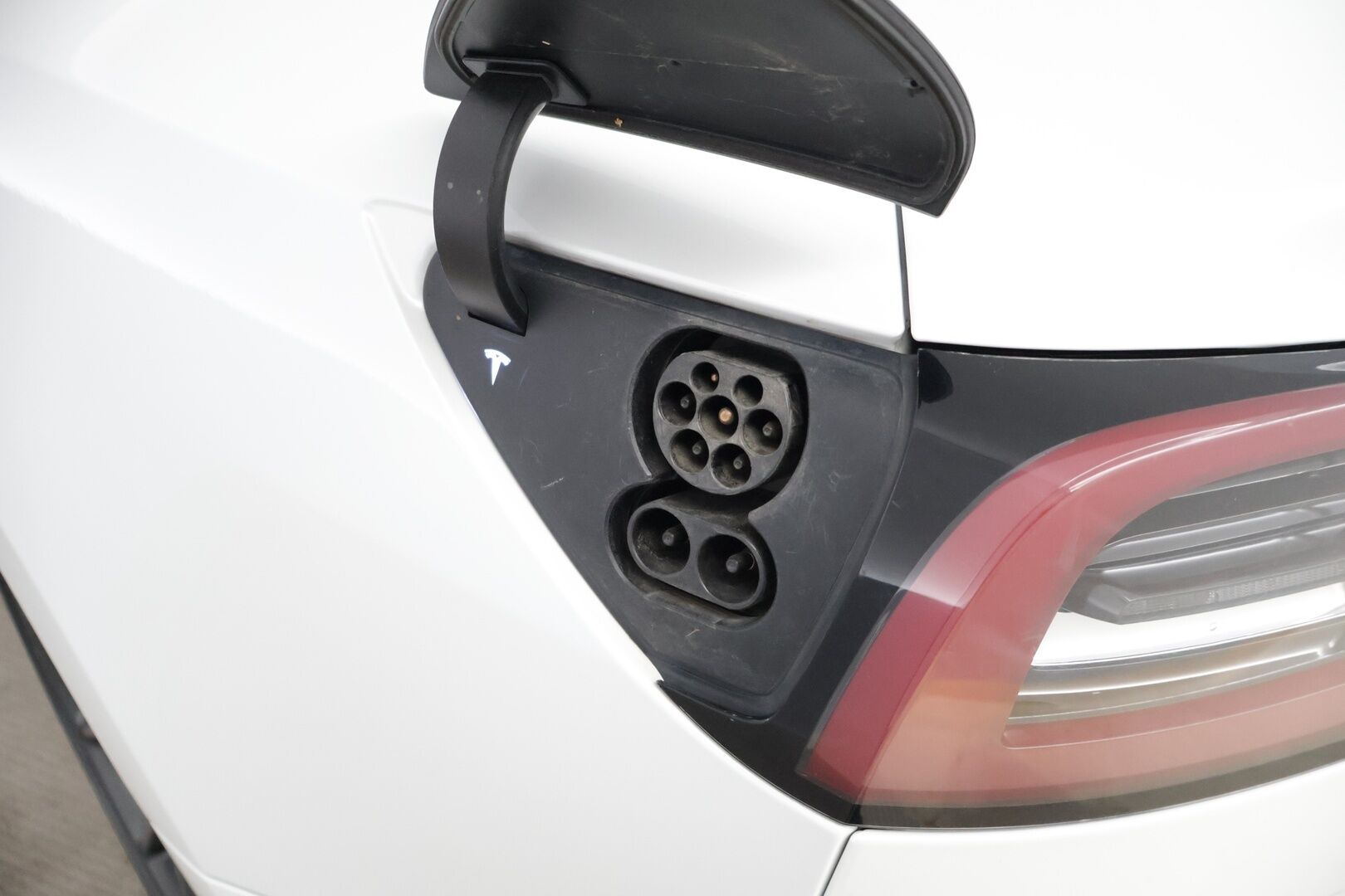TESLA MODEL 3 2020 Standard Range Plus / Autopilot / Vetokoukku / Lasikatto / Premium Audio Sentry / Peruutuskamera - Kahdet renkaat / Takuuta jäljellä