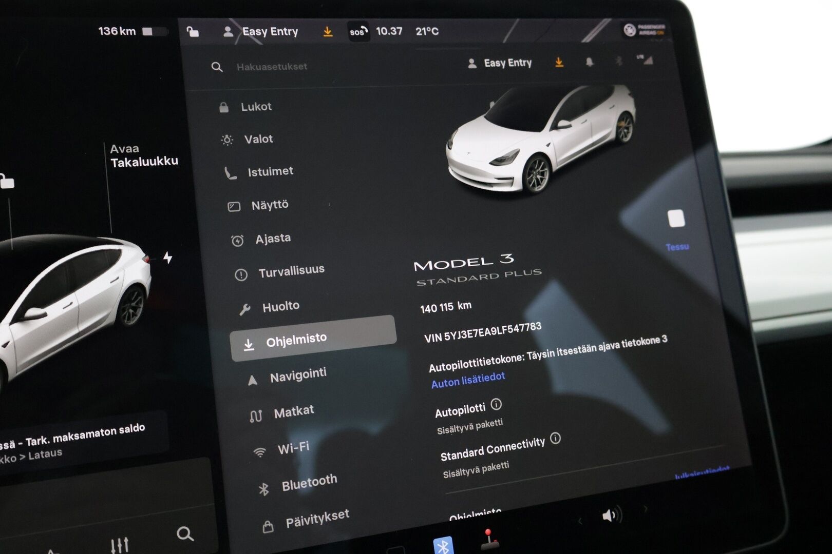 TESLA MODEL 3 2020 Standard Range Plus / Autopilot / Vetokoukku / Lasikatto / Premium Audio Sentry / Peruutuskamera - Kahdet renkaat / Takuuta jäljellä