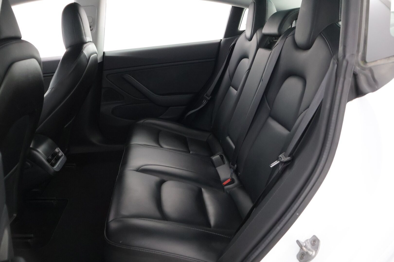 TESLA MODEL 3 2020 Standard Range Plus / Autopilot / Vetokoukku / Lasikatto / Premium Audio Sentry / Peruutuskamera - Kahdet renkaat / Takuuta jäljellä