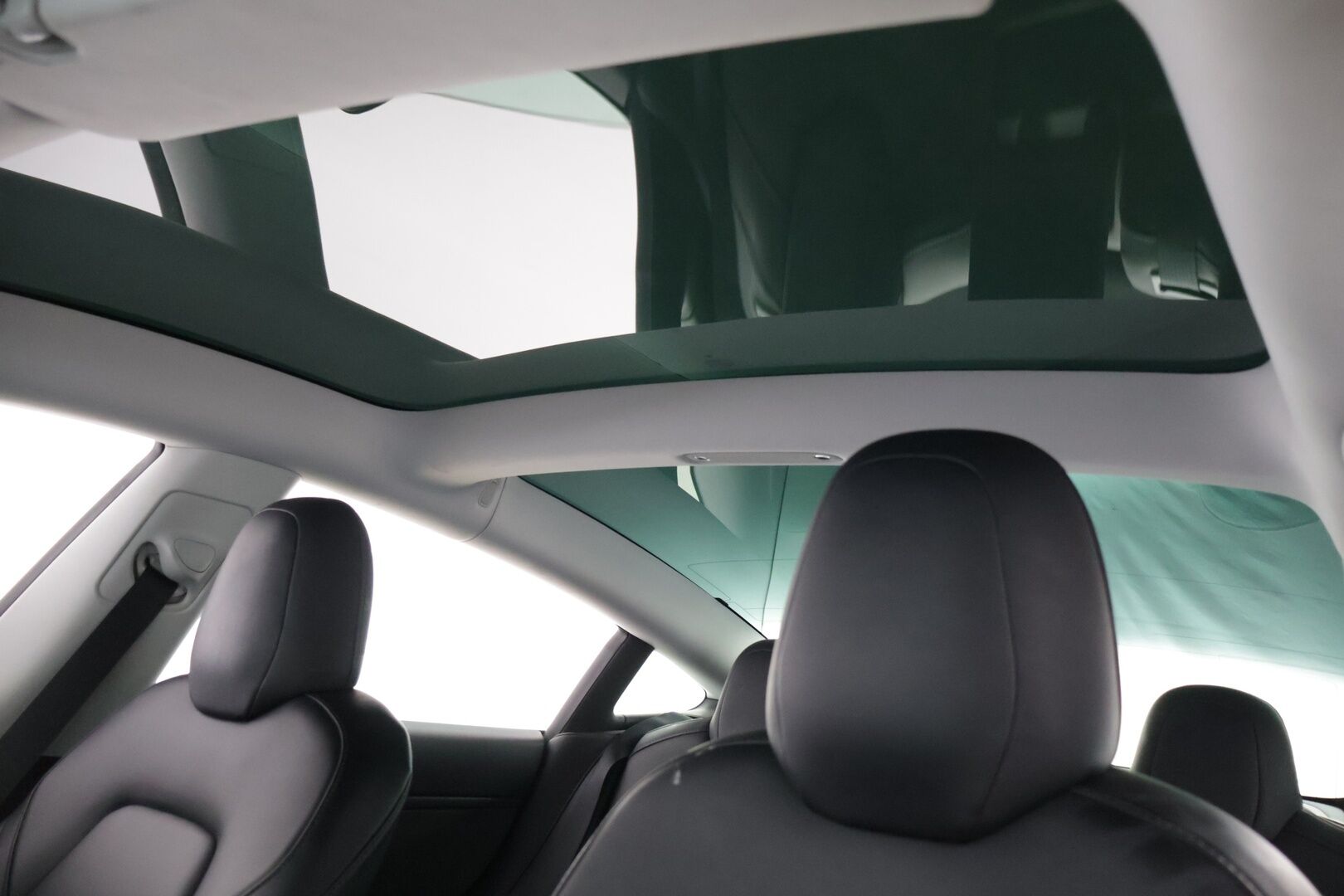 TESLA MODEL 3 2020 Standard Range Plus / Autopilot / Vetokoukku / Lasikatto / Premium Audio Sentry / Peruutuskamera - Kahdet renkaat / Takuuta jäljellä