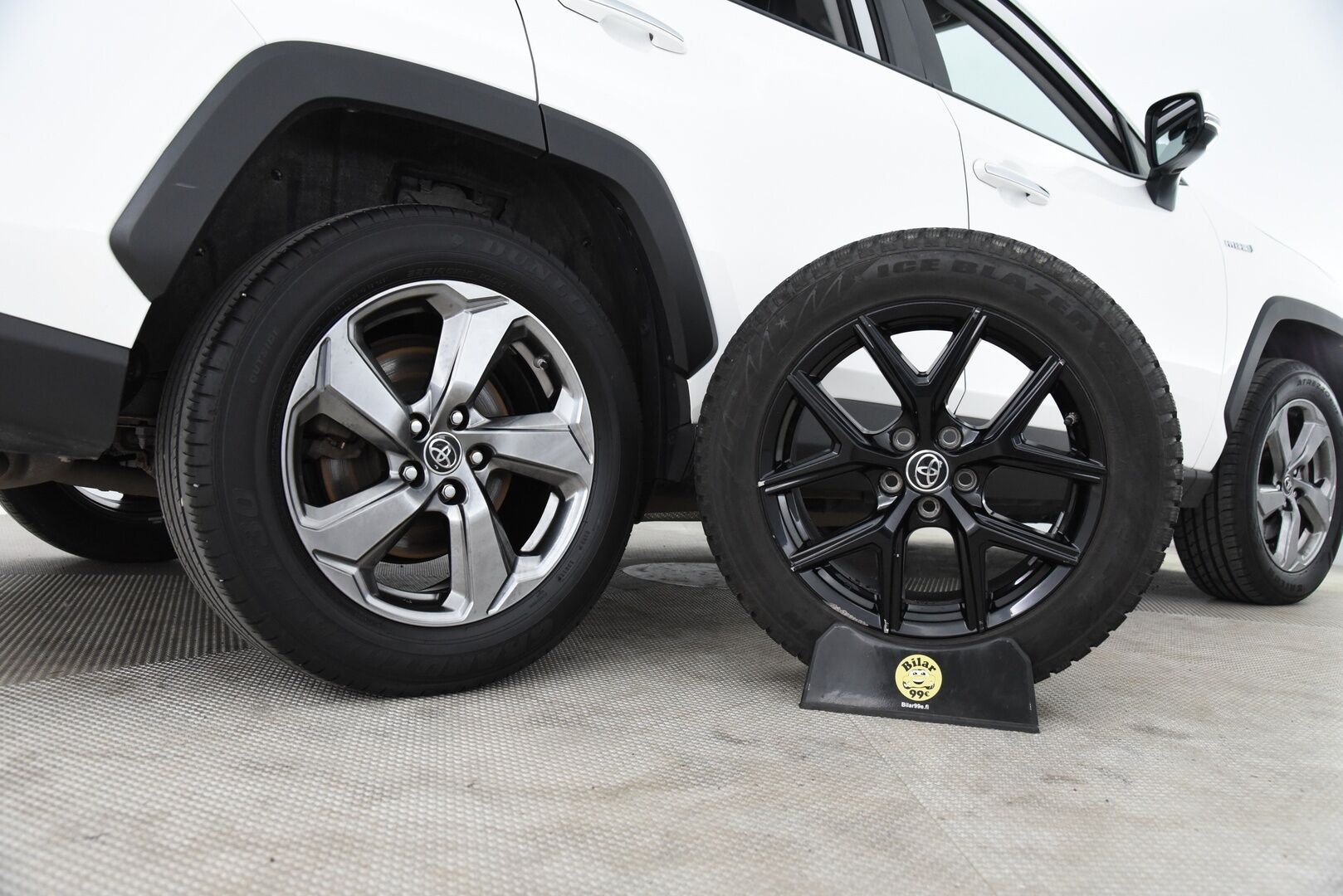 TOYOTA RAV4 2020 2.5 Hybrid Executive aut. *Adapt.Vakkari / Muistipenkki / Nahkasisusta / P.Kamera / Navi / KeylessGo / Sähköluukku* - 3,99 % KORKOTARJOUS TÄHÄN AUTOON - Huippuvarusteet / Tehokas & Luotettava tekniikka! 