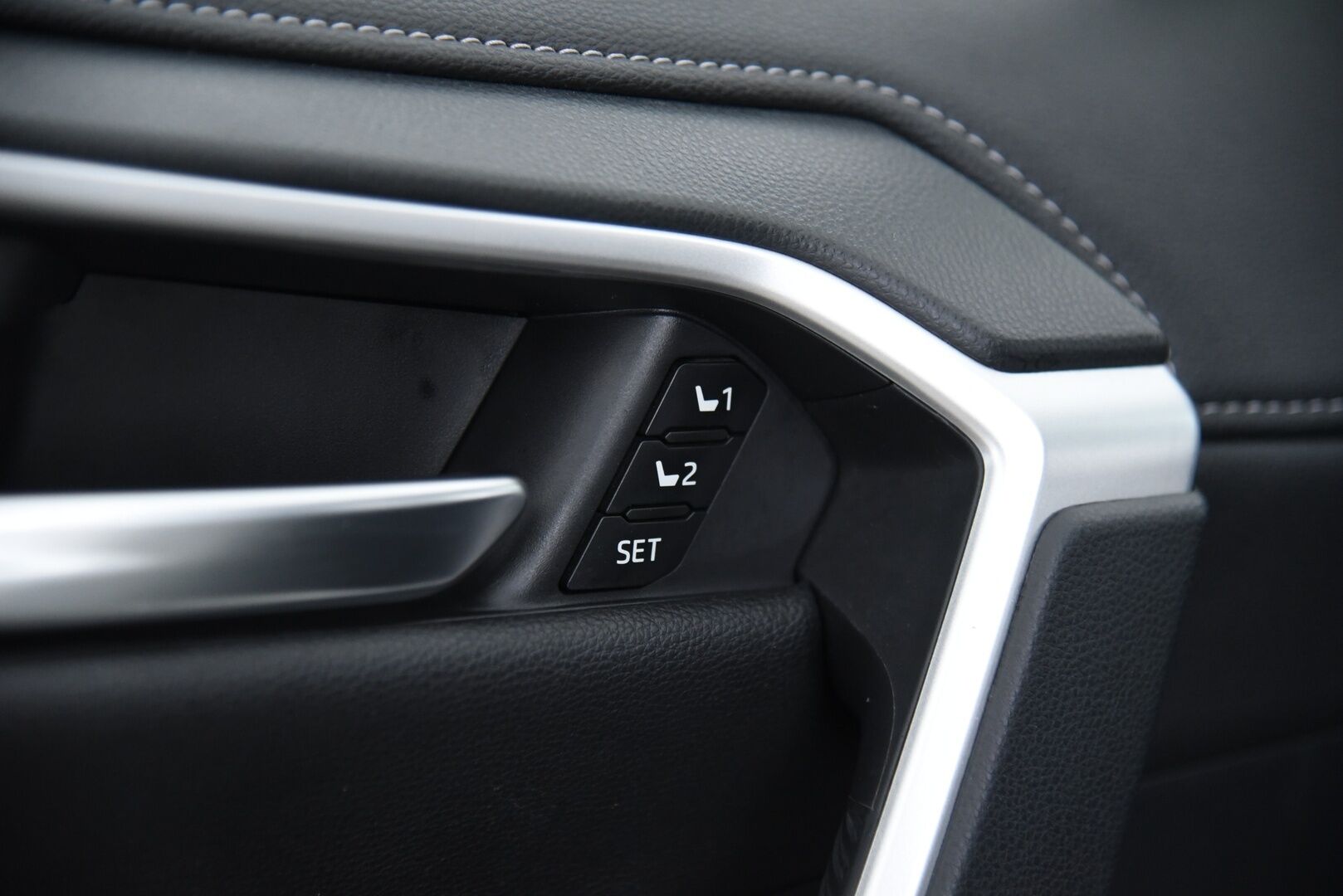 TOYOTA RAV4 2020 2.5 Hybrid Executive aut. *Adapt.Vakkari / Muistipenkki / Nahkasisusta / P.Kamera / Navi / KeylessGo / Sähköluukku* - 3,99 % KORKOTARJOUS TÄHÄN AUTOON - Huippuvarusteet / Tehokas & Luotettava tekniikka! 