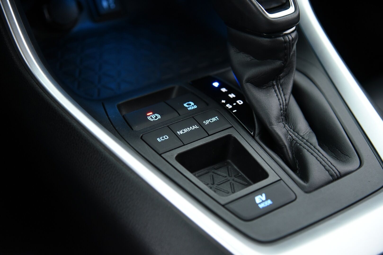 TOYOTA RAV4 2020 2.5 Hybrid Executive aut. *Adapt.Vakkari / Muistipenkki / Nahkasisusta / P.Kamera / Navi / KeylessGo / Sähköluukku* - 3,99 % KORKOTARJOUS TÄHÄN AUTOON - Huippuvarusteet / Tehokas & Luotettava tekniikka! 