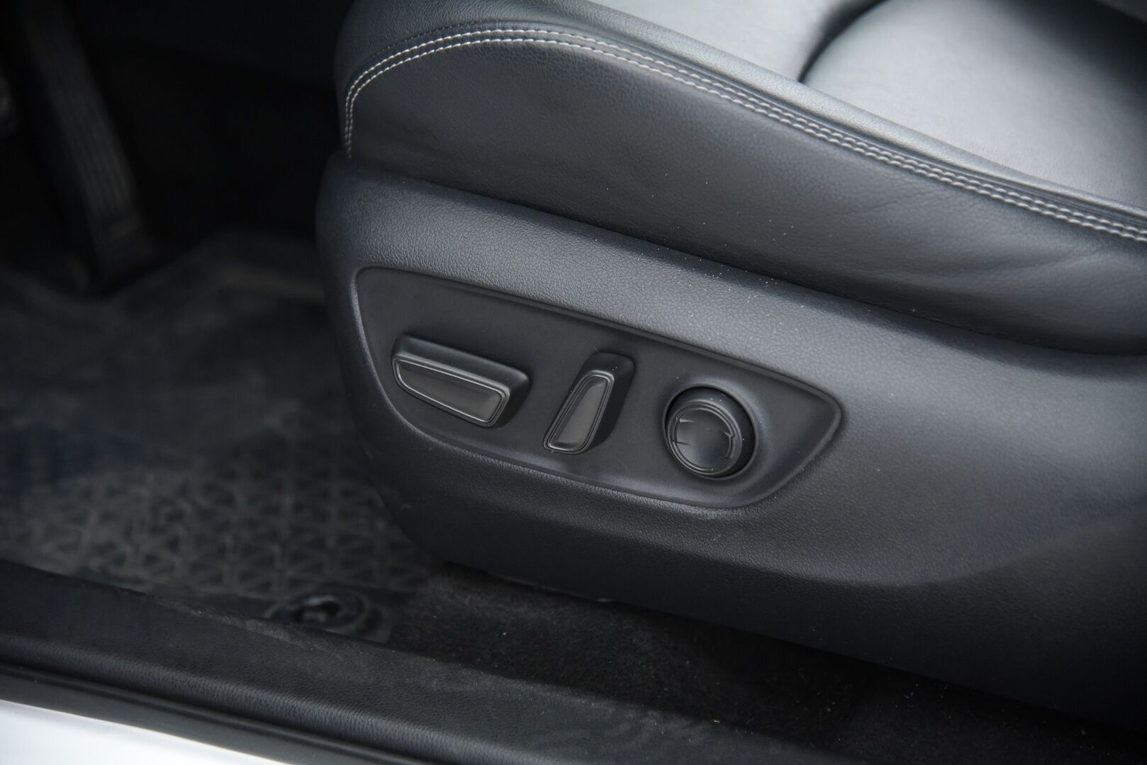 TOYOTA RAV4 2020 2.5 Hybrid Executive aut. *Adapt.Vakkari / Muistipenkki / Nahkasisusta / P.Kamera / Navi / KeylessGo / Sähköluukku* - 3,99 % KORKOTARJOUS TÄHÄN AUTOON - Huippuvarusteet / Tehokas & Luotettava tekniikka! 