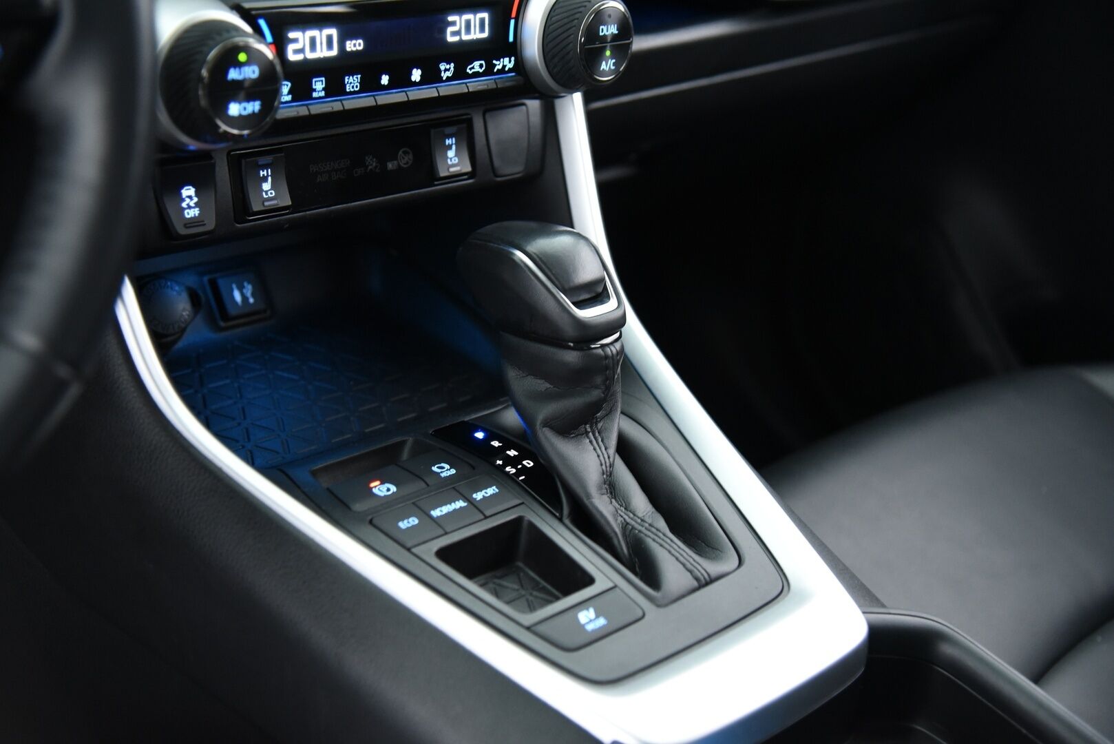 TOYOTA RAV4 2020 2.5 Hybrid Executive aut. *Adapt.Vakkari / Muistipenkki / Nahkasisusta / P.Kamera / Navi / KeylessGo / Sähköluukku* - 3,99 % KORKOTARJOUS TÄHÄN AUTOON - Huippuvarusteet / Tehokas & Luotettava tekniikka! 