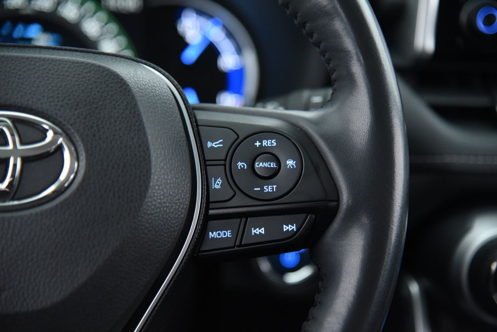TOYOTA RAV4 2020 2.5 Hybrid Executive aut. *Adapt.Vakkari / Muistipenkki / Nahkasisusta / P.Kamera / Navi / KeylessGo / Sähköluukku* - 3,99 % KORKOTARJOUS TÄHÄN AUTOON - Huippuvarusteet / Tehokas & Luotettava tekniikka! 
