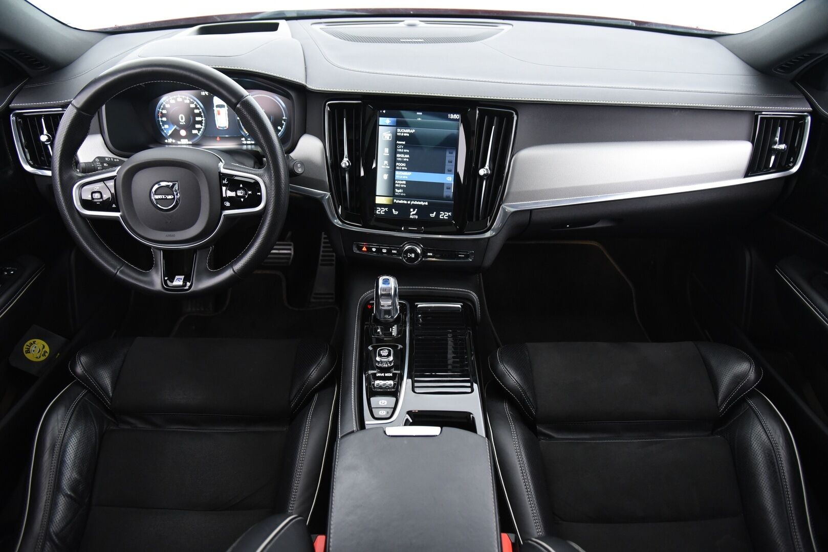 Volvo V90 2019 T8 AWD Recharge R-Desing Aut MY19 / Adapt.Vakkari / Webasto / Panorama / Harman&Kardon / 360° Kamera / HUD / BLIS / Navigointi - 3,99 % KORKOTARJOUS TÄHÄN AUTOON - Jakohihna juuri vaihdettu!