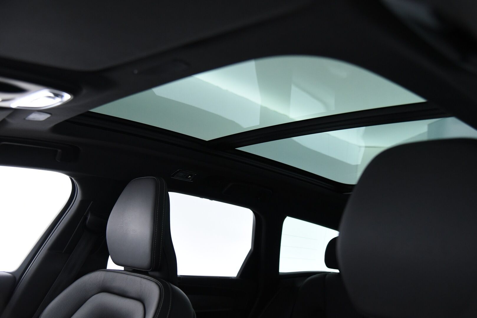 Volvo V90 2019 T8 AWD Recharge R-Desing Aut MY19 / Adapt.Vakkari / Webasto / Panorama / Harman&Kardon / 360° Kamera / HUD / BLIS / Navigointi - 3,99 % KORKOTARJOUS TÄHÄN AUTOON - Jakohihna juuri vaihdettu!