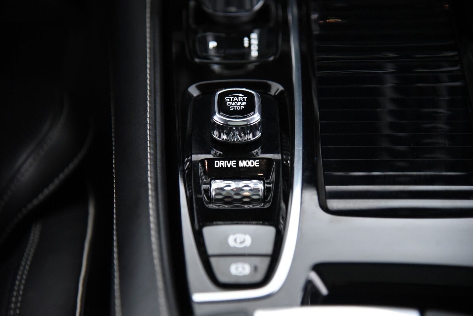 Volvo V90 2019 T8 AWD Recharge R-Desing Aut MY19 / Adapt.Vakkari / Webasto / Panorama / Harman&Kardon / 360° Kamera / HUD / BLIS / Navigointi - 3,99 % KORKOTARJOUS TÄHÄN AUTOON - Jakohihna juuri vaihdettu!