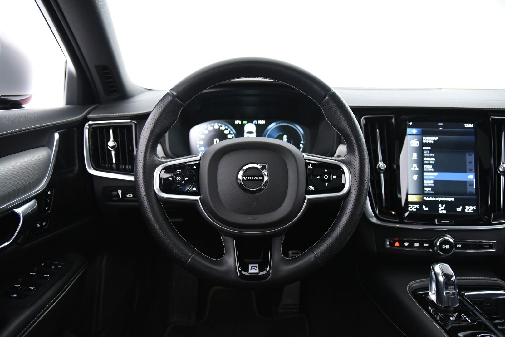 Volvo V90 2019 T8 AWD Recharge R-Desing Aut MY19 / Adapt.Vakkari / Webasto / Panorama / Harman&Kardon / 360° Kamera / HUD / BLIS / Navigointi - 3,99 % KORKOTARJOUS TÄHÄN AUTOON - Jakohihna juuri vaihdettu!