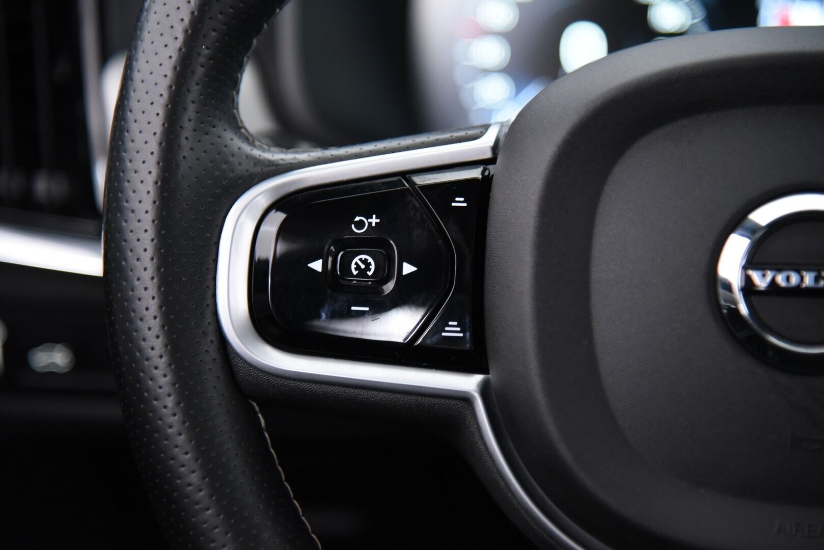 Volvo V90 2019 T8 AWD Recharge R-Desing Aut MY19 / Adapt.Vakkari / Webasto / Panorama / Harman&Kardon / 360° Kamera / HUD / BLIS / Navigointi - 3,99 % KORKOTARJOUS TÄHÄN AUTOON - Jakohihna juuri vaihdettu!