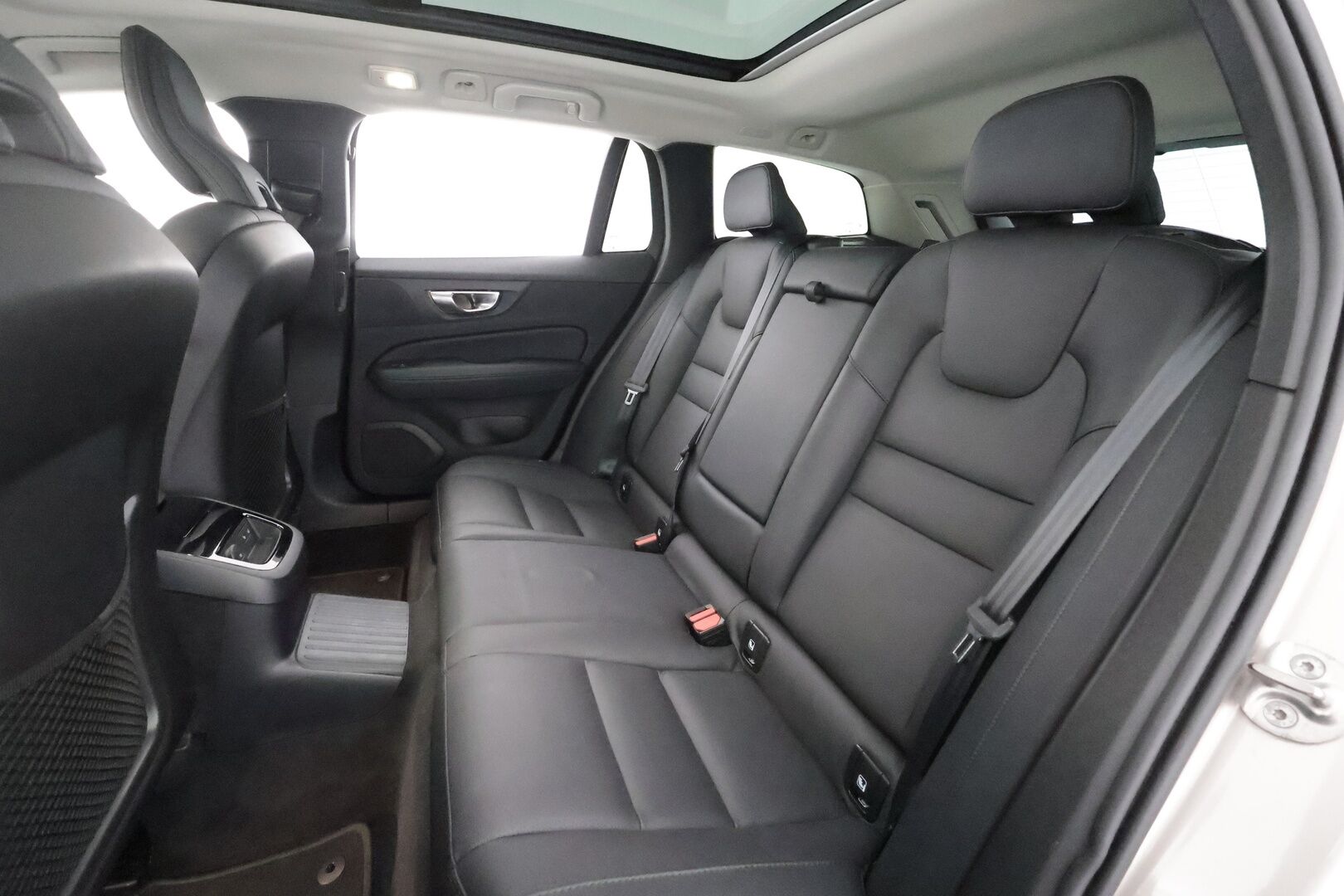 Volvo V60 2024 T6 AWD Long Range Plus Bright aut. - | ACC | Koukku | Sporttinahat muistilla | Panorama | Full-LED Active | P.kamera | BLIS | Pilot Assist | Keyless | 1-om suomiauto | 2x renkaat aluin |