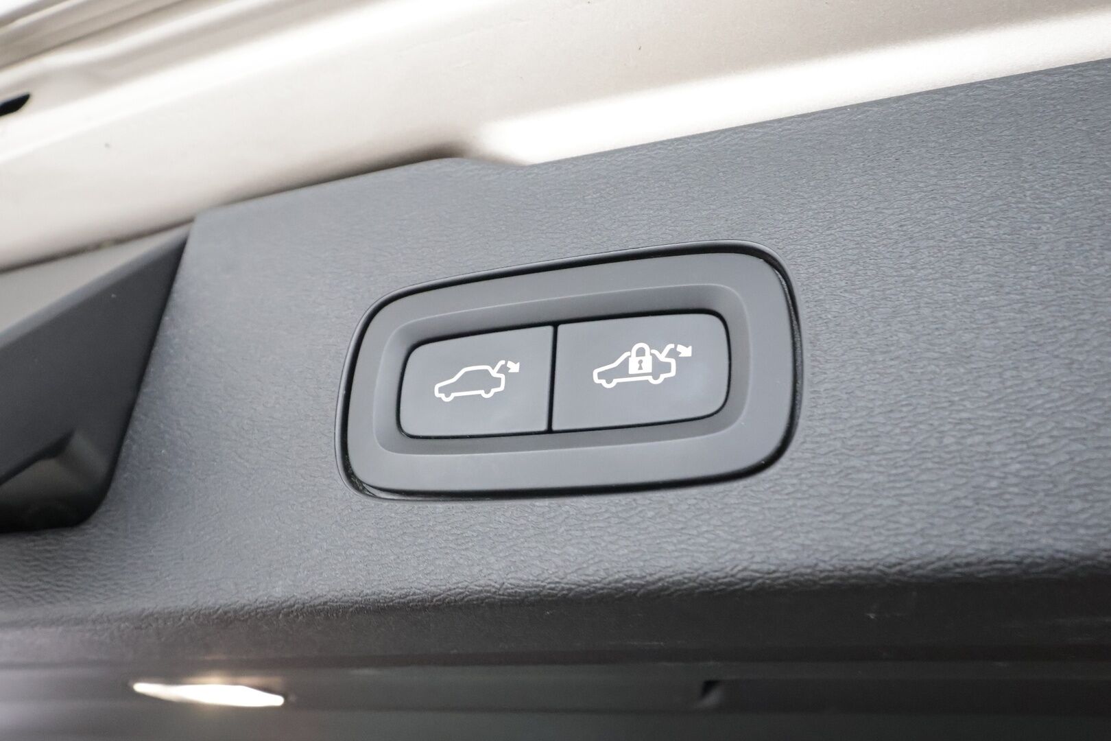 Volvo V60 2024 T6 AWD Long Range Plus Bright aut. - | ACC | Koukku | Sporttinahat muistilla | Panorama | Full-LED Active | P.kamera | BLIS | Pilot Assist | Keyless | 1-om suomiauto | 2x renkaat aluin |