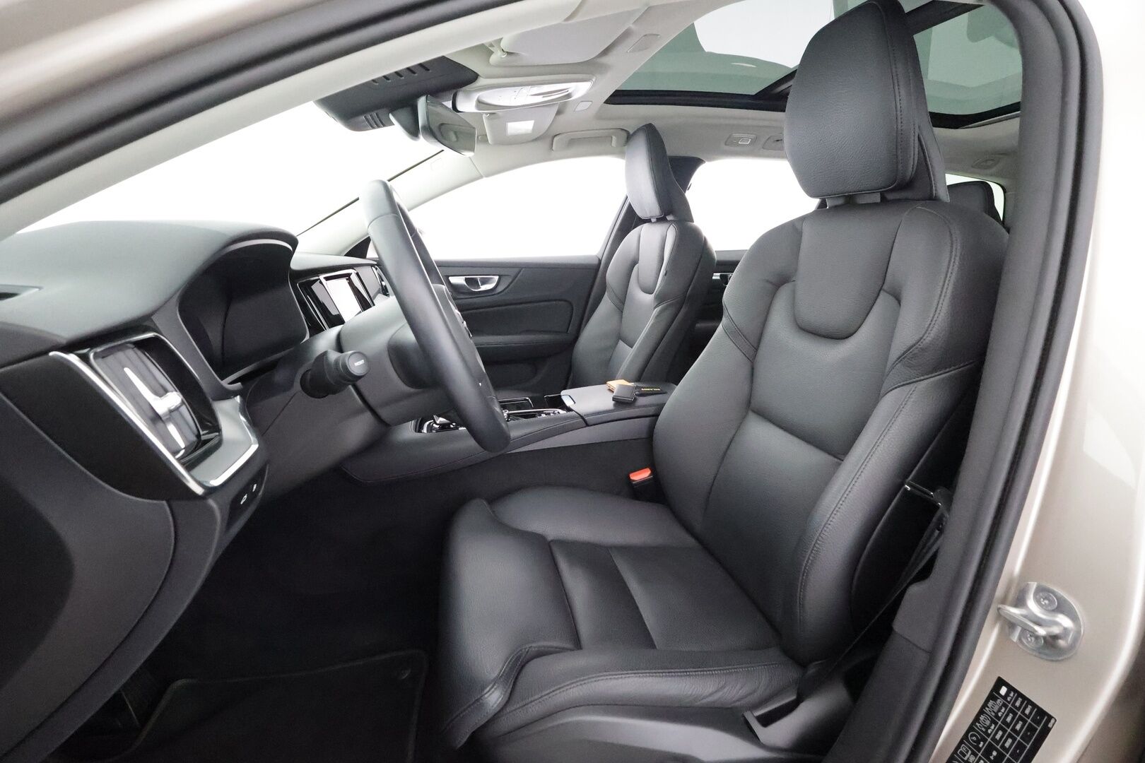 Volvo V60 2024 T6 AWD Long Range Plus Bright aut. - | ACC | Koukku | Sporttinahat muistilla | Panorama | Full-LED Active | P.kamera | BLIS | Pilot Assist | Keyless | 1-om suomiauto | 2x renkaat aluin |