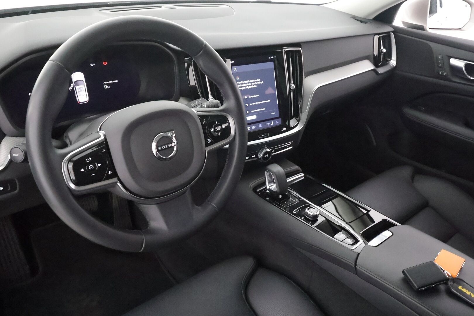 Volvo V60 2024 T6 AWD Long Range Plus Bright aut. - | ACC | Koukku | Sporttinahat muistilla | Panorama | Full-LED Active | P.kamera | BLIS | Pilot Assist | Keyless | 1-om suomiauto | 2x renkaat aluin |