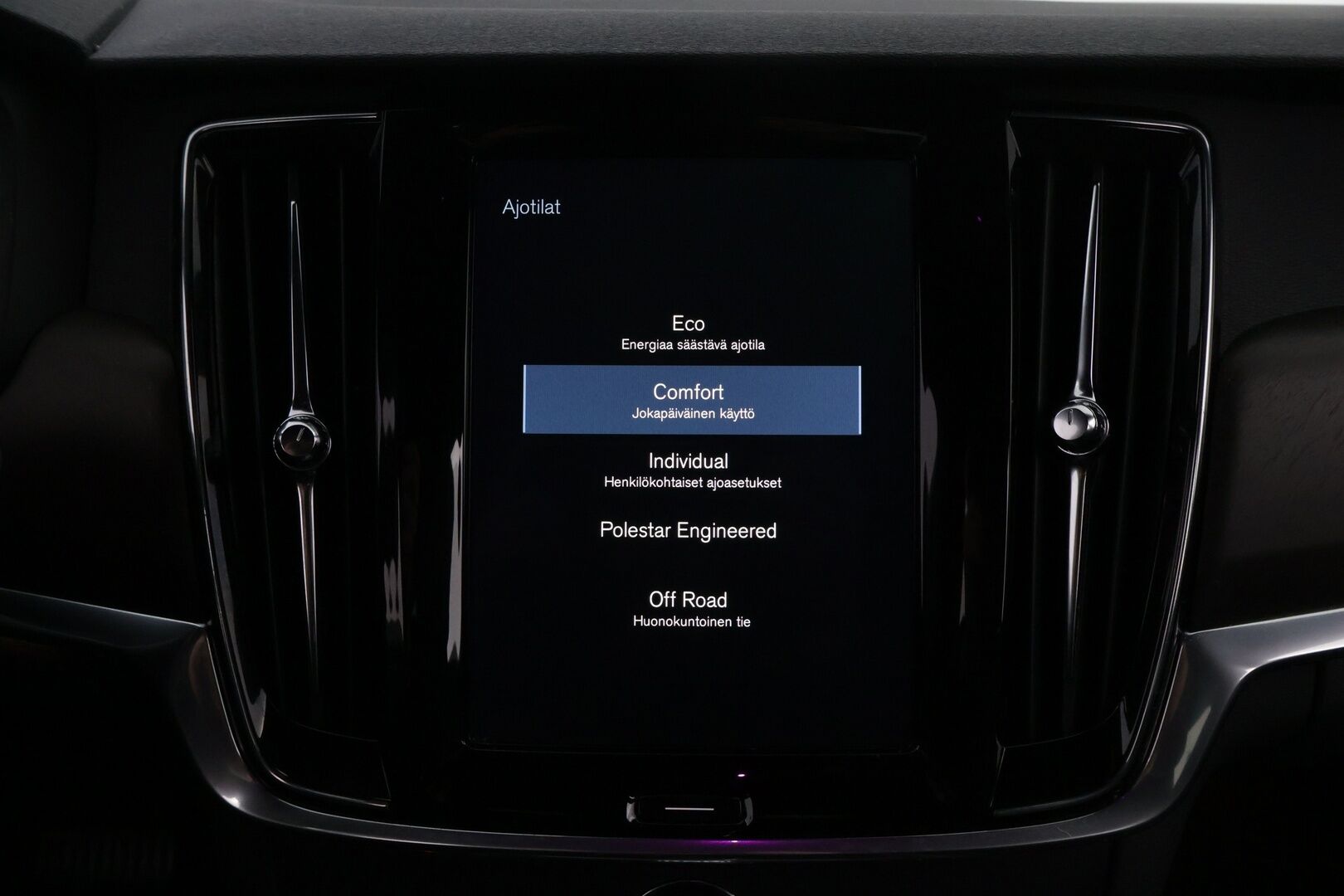 Volvo V90 Cross Country 2019 D4 AWD Plus aut Polestar Engineered * Webasto / Adapt.Vakkari / Hierovat & Ilmastoidut Sporttinahat / 360-Kamera / Koukku - SUPERVARUSTEET / Harvoin tarjolla / Juuri tullut Tampereelle!