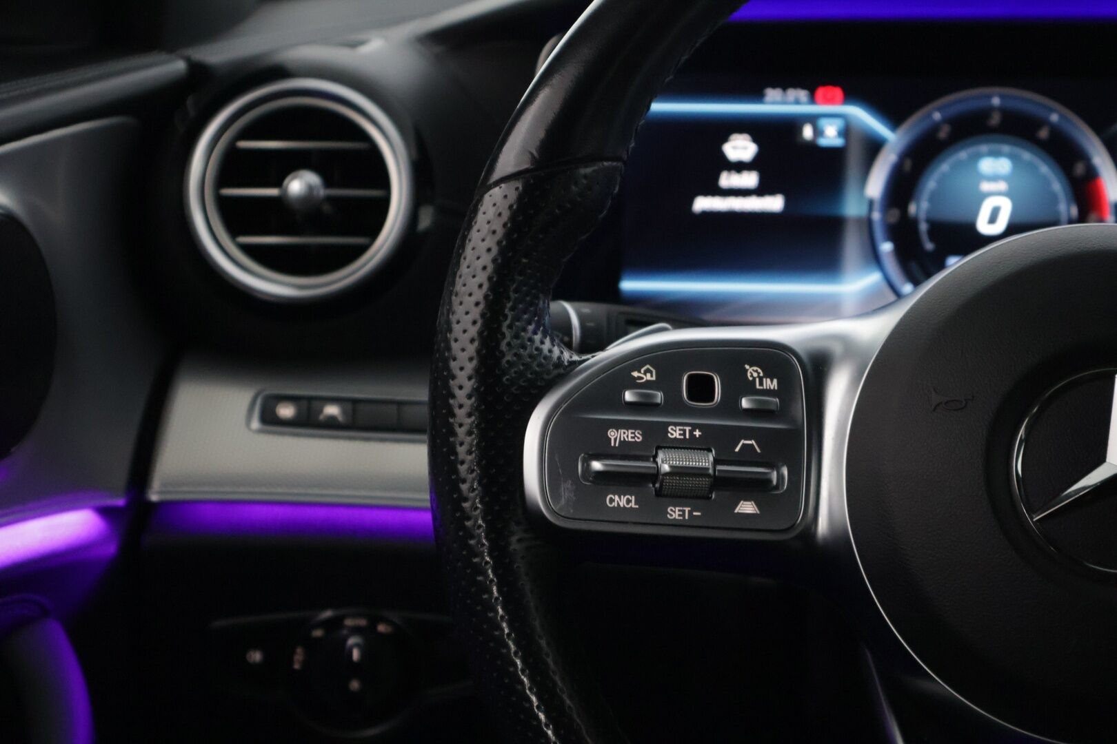 Mercedes-Benz E 2020 300 de T A Business AMG Edition EQ Power *Distronic+ / Multibeam LED / Widescreen / P.Kamera / BLIS / Vetokoukku* - Adapt. Vakkari / Ambient valaistus / Viimeisin huolto 143tkm kohdalla!