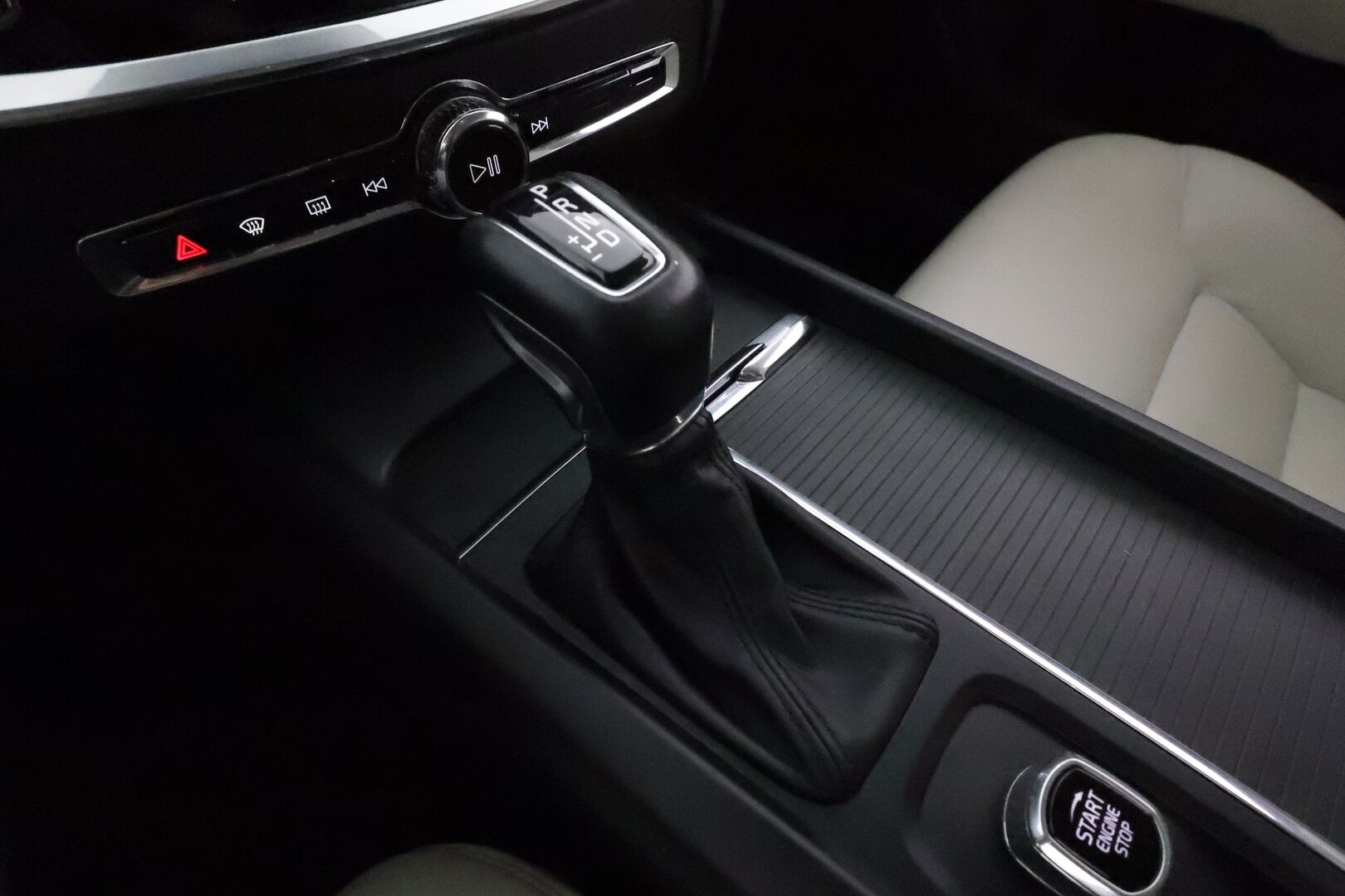 Volvo V60 2020 D4 AWD Momentum aut. *ACC / Webasto / Vaaleat nahat / Navi / LED / Koukku / P.kamera* - Kahdet renkaat aluvanteilla