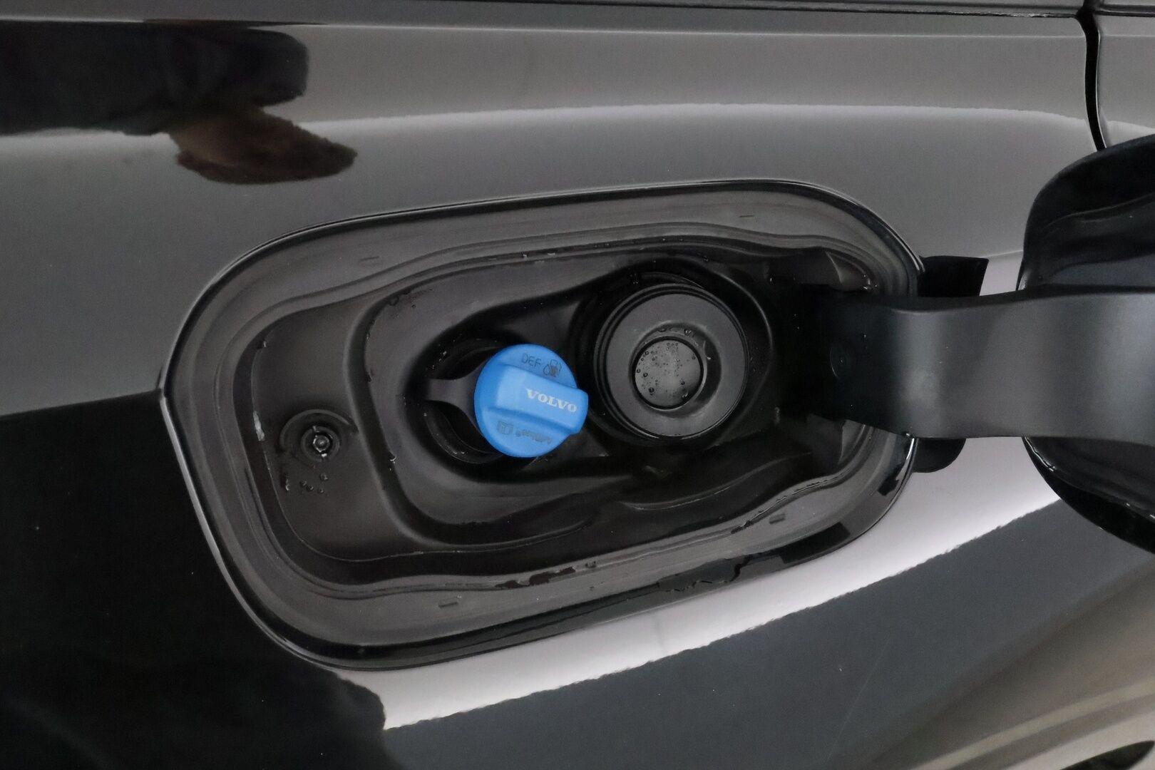 Volvo V60 2020 D4 AWD Momentum aut. *ACC / Webasto / Vaaleat nahat / Navi / LED / Koukku / P.kamera* - Kahdet renkaat aluvanteilla