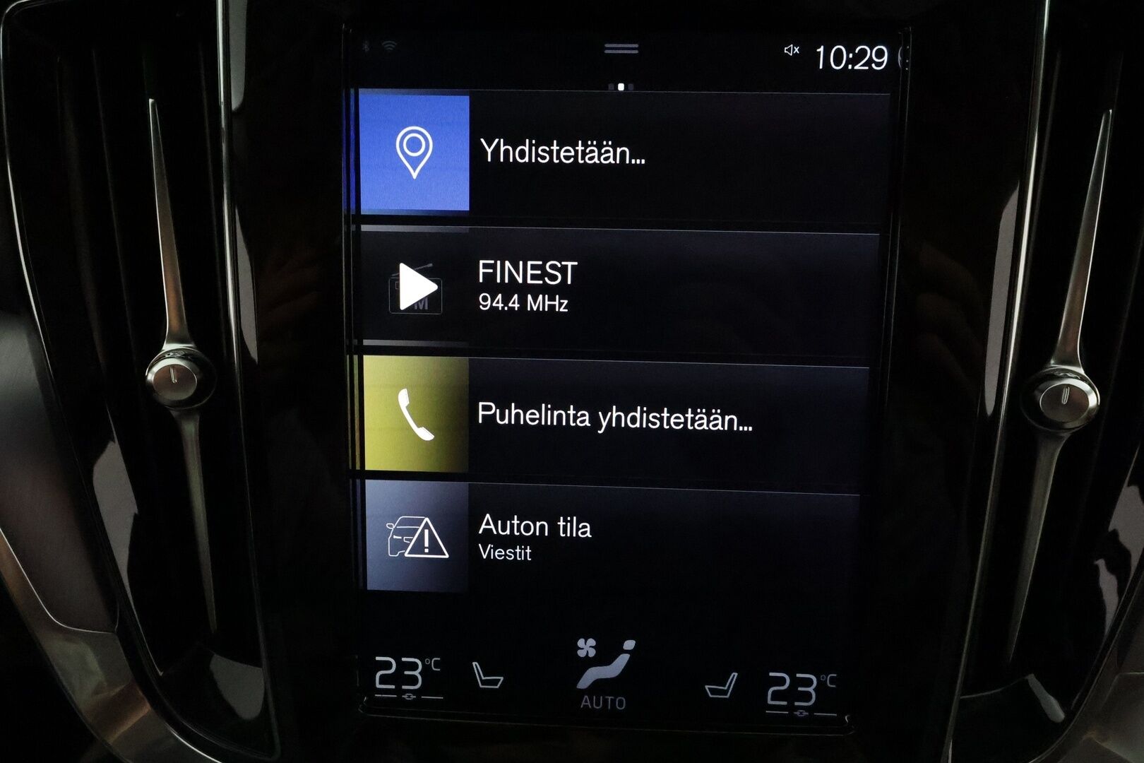 Volvo V60 2020 D4 AWD Momentum aut. *ACC / Webasto / Vaaleat nahat / Navi / LED / Koukku / P.kamera* - Kahdet renkaat aluvanteilla
