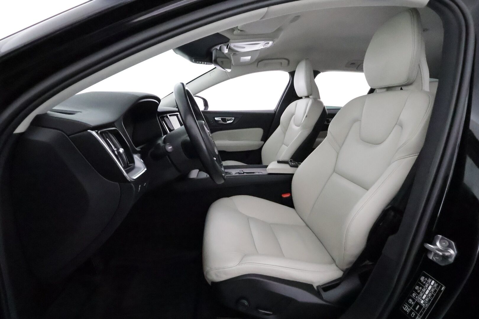 Volvo V60 2020 D4 AWD Momentum aut. *ACC / Webasto / Vaaleat nahat / Navi / LED / Koukku / P.kamera* - Kahdet renkaat aluvanteilla