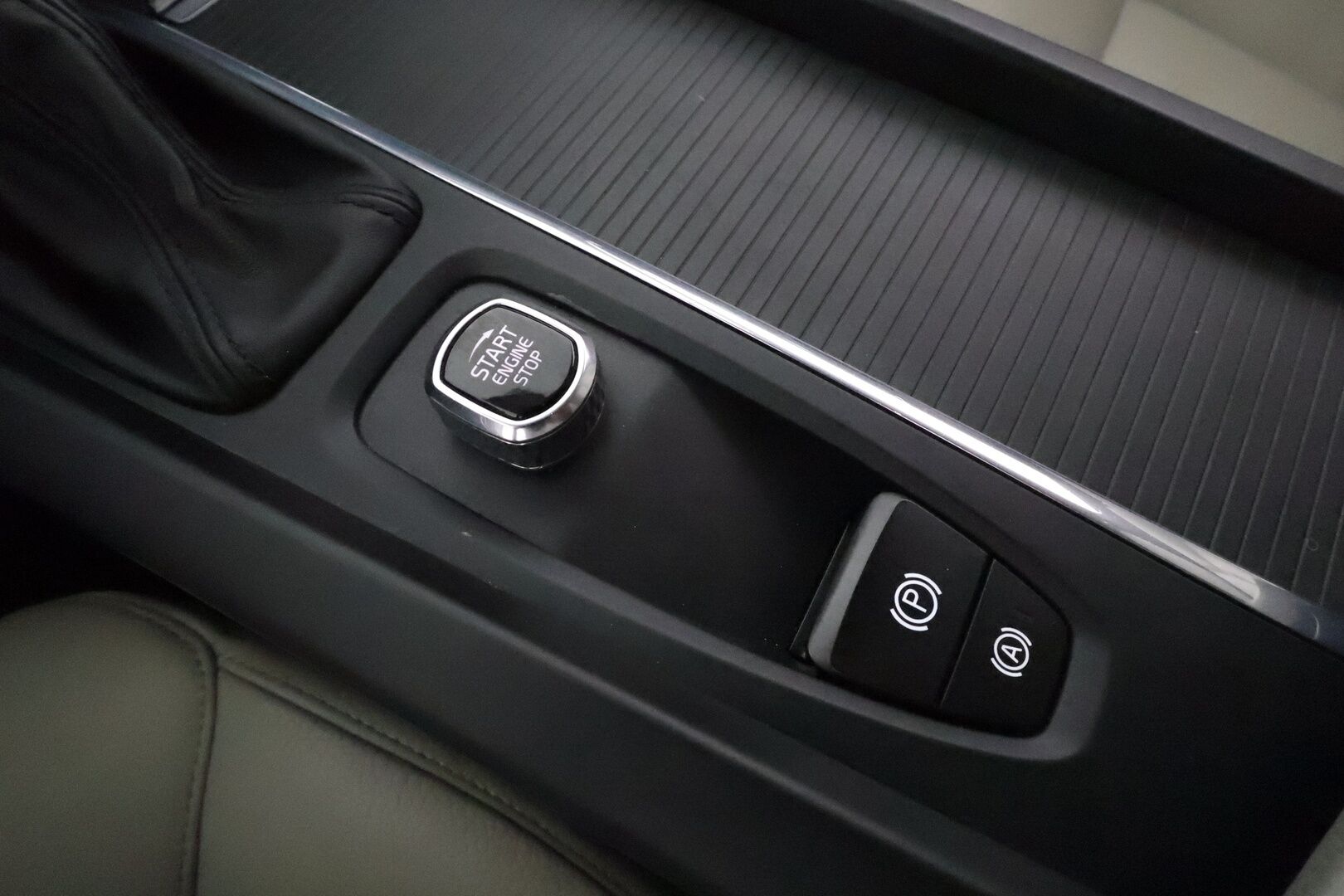 Volvo V60 2020 D4 AWD Momentum aut. *ACC / Webasto / Vaaleat nahat / Navi / LED / Koukku / P.kamera* - Kahdet renkaat aluvanteilla