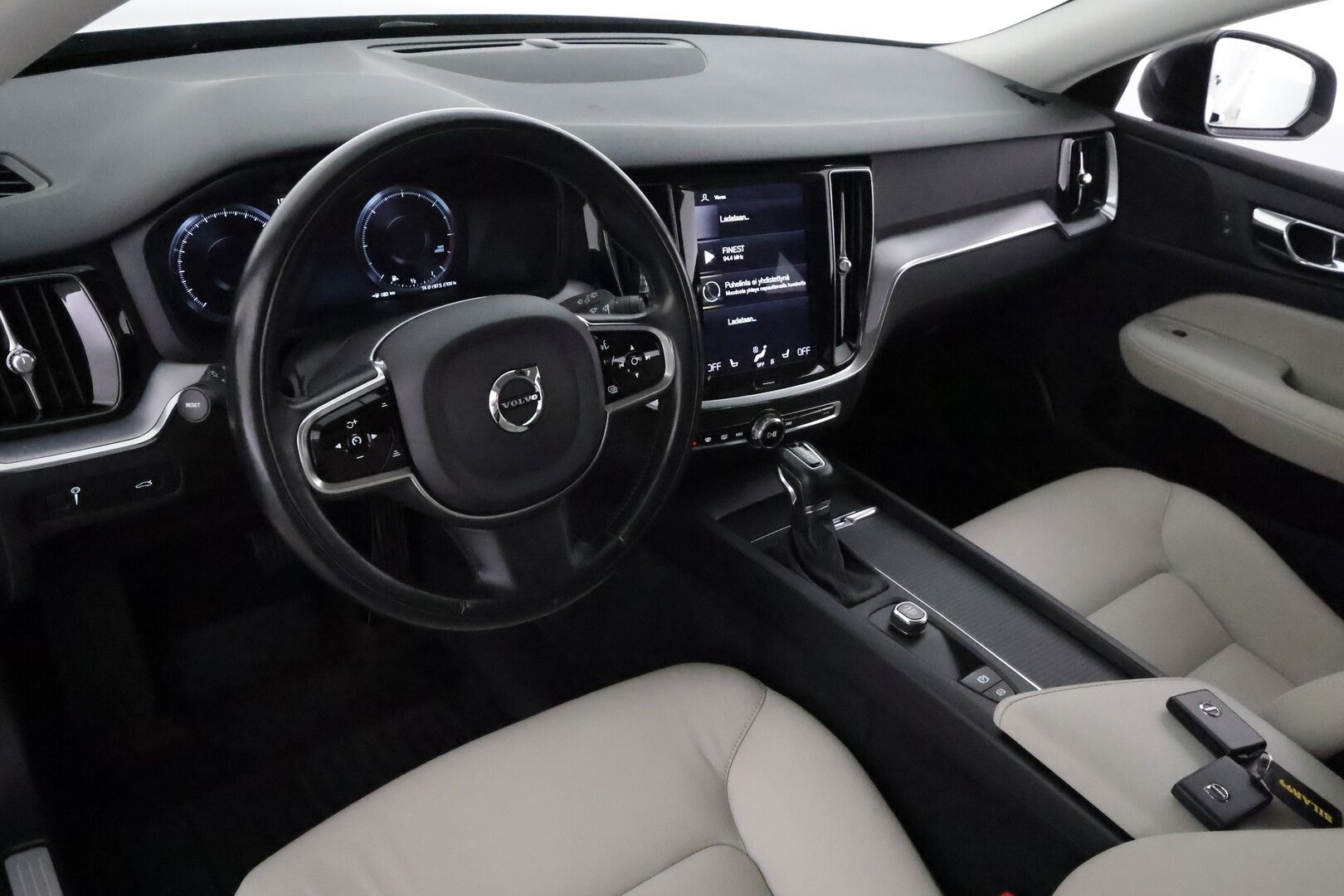 Volvo V60 2020 D4 AWD Momentum aut. *ACC / Webasto / Vaaleat nahat / Navi / LED / Koukku / P.kamera* - Kahdet renkaat aluvanteilla