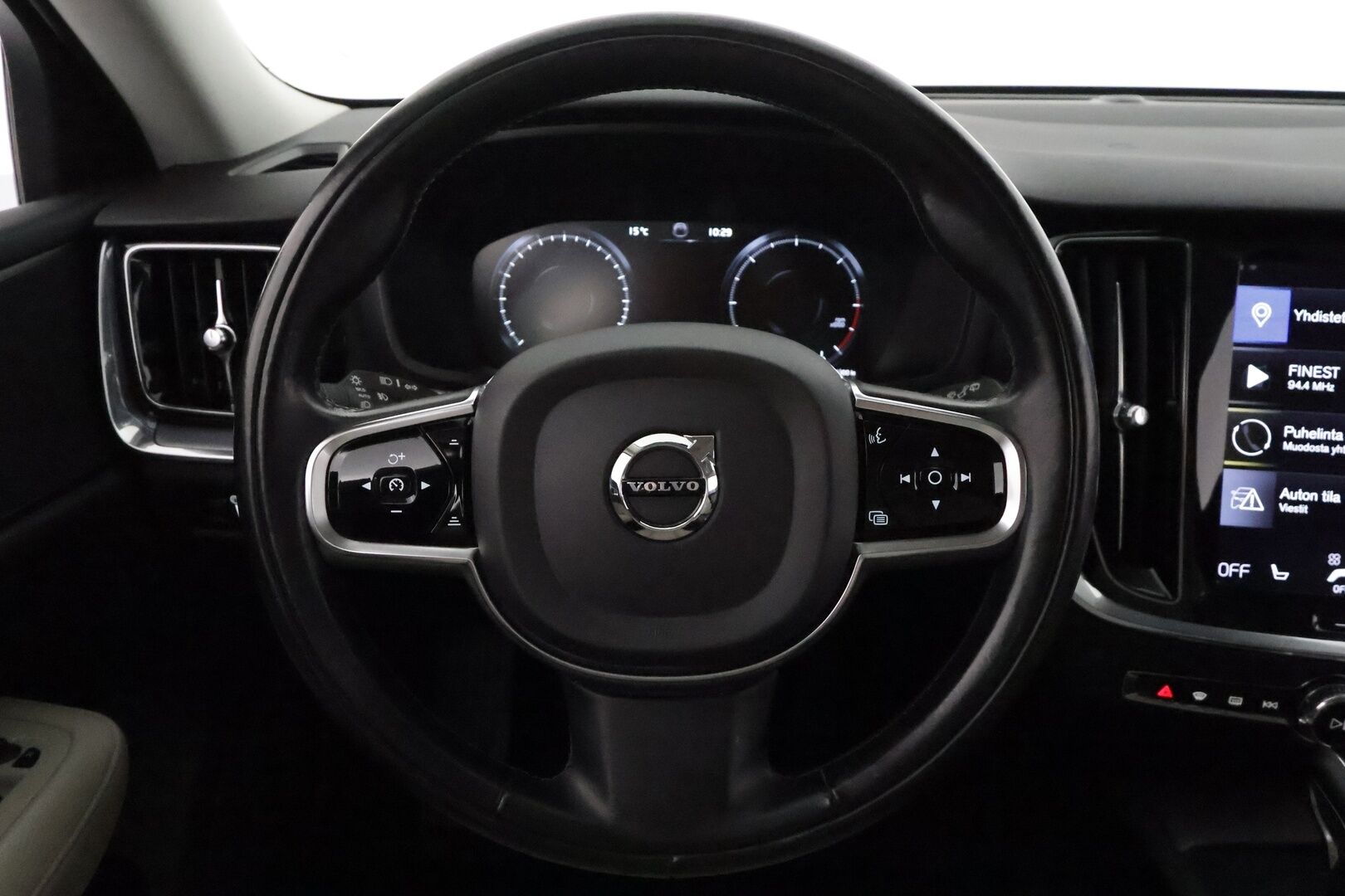 Volvo V60 2020 D4 AWD Momentum aut. *ACC / Webasto / Vaaleat nahat / Navi / LED / Koukku / P.kamera* - Kahdet renkaat aluvanteilla