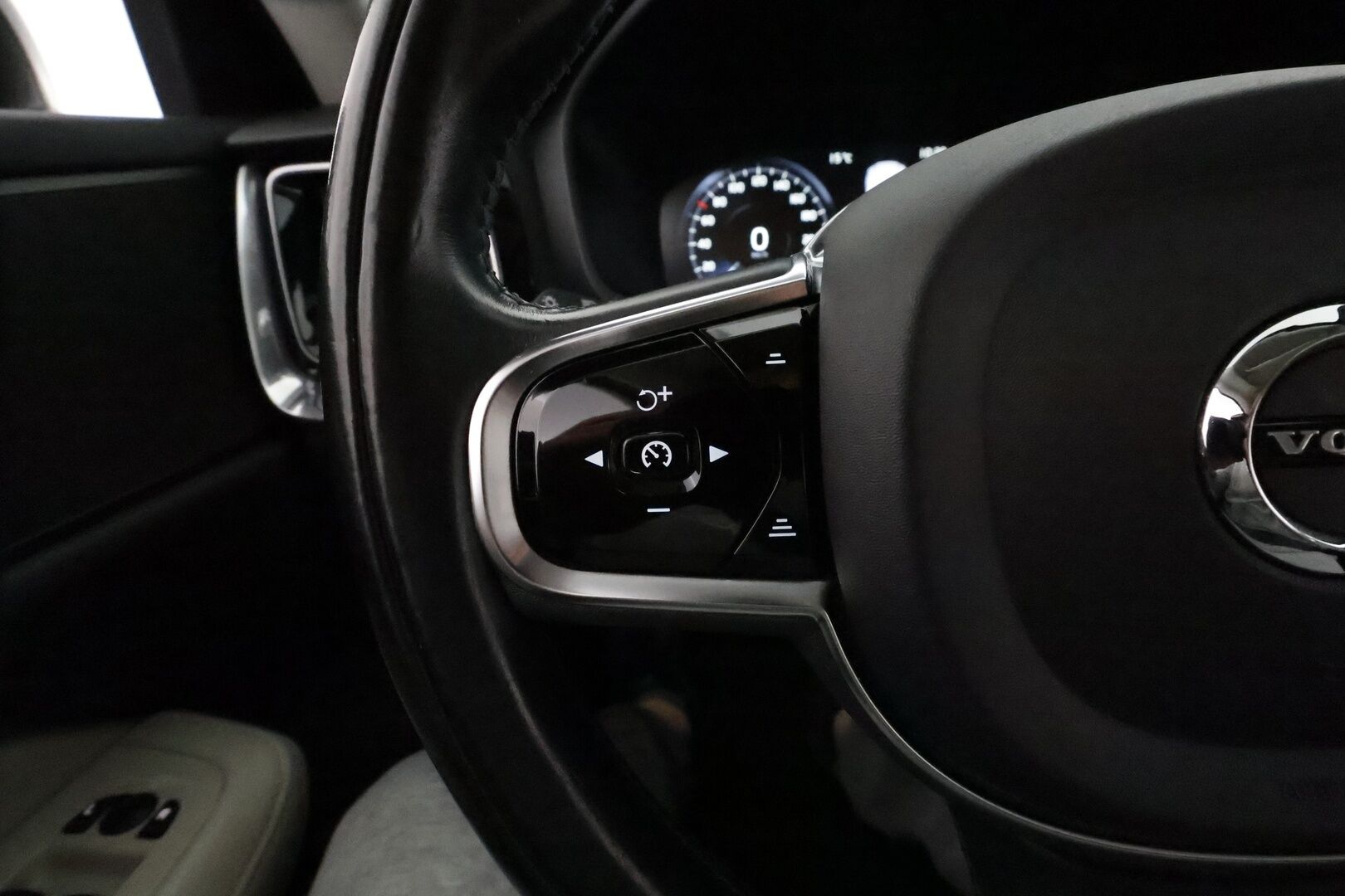 Volvo V60 2020 D4 AWD Momentum aut. *ACC / Webasto / Vaaleat nahat / Navi / LED / Koukku / P.kamera* - Kahdet renkaat aluvanteilla