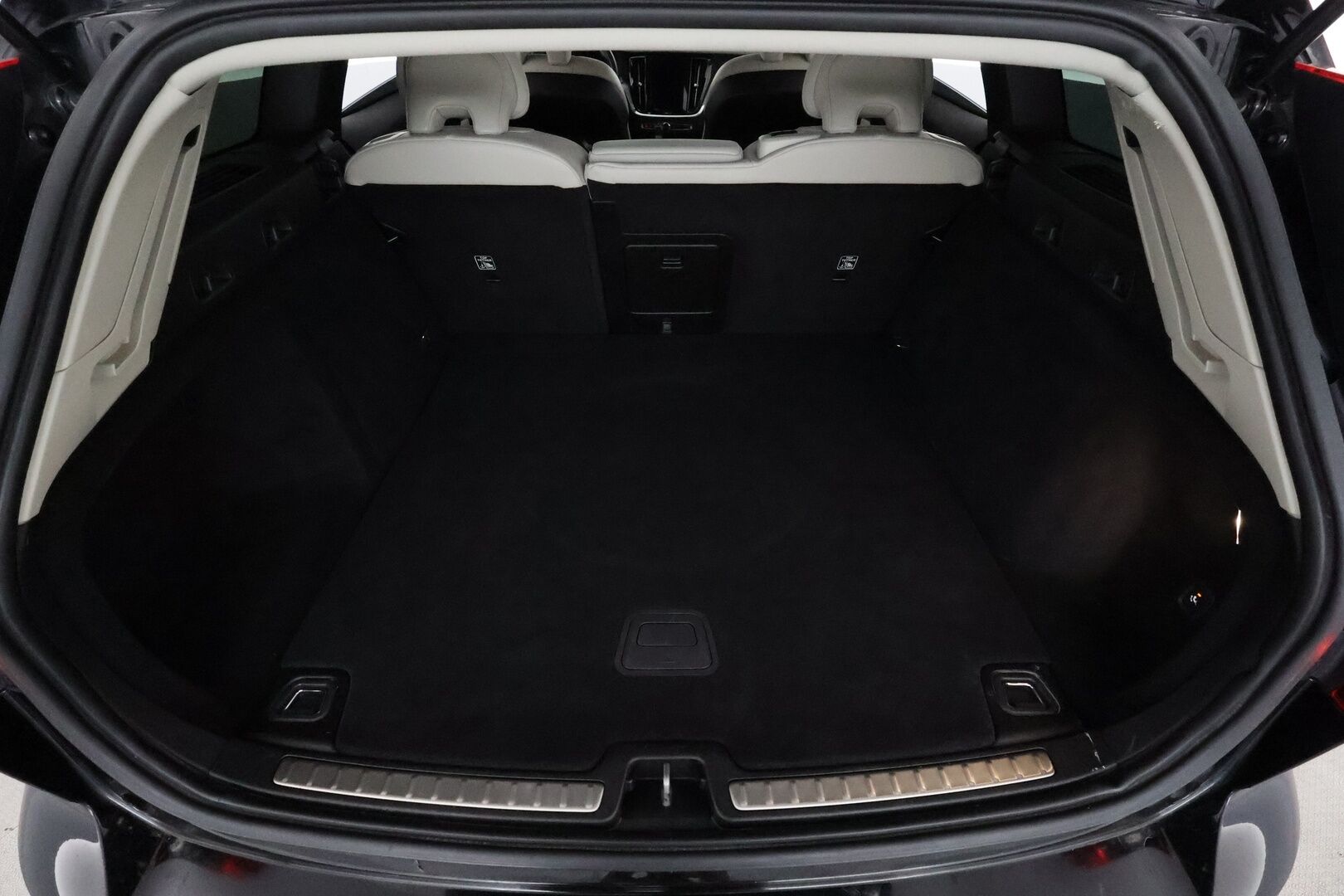 Volvo V60 2020 D4 AWD Momentum aut. *ACC / Webasto / Vaaleat nahat / Navi / LED / Koukku / P.kamera* - Kahdet renkaat aluvanteilla