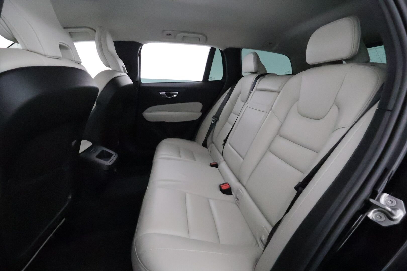 Volvo V60 2020 D4 AWD Momentum aut. *ACC / Webasto / Vaaleat nahat / Navi / LED / Koukku / P.kamera* - Kahdet renkaat aluvanteilla