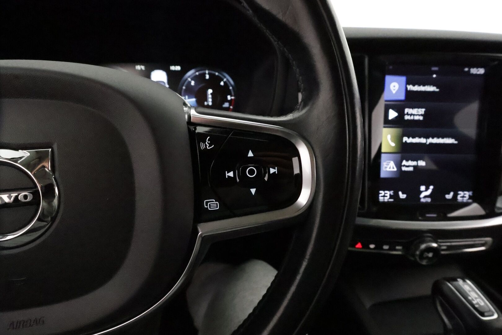 Volvo V60 2020 D4 AWD Momentum aut. *ACC / Webasto / Vaaleat nahat / Navi / LED / Koukku / P.kamera* - Kahdet renkaat aluvanteilla