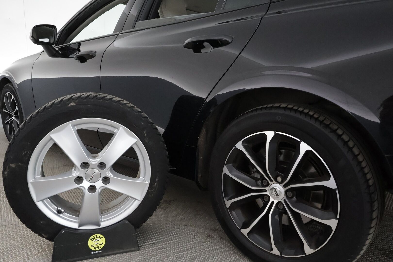 Volvo V60 2020 D4 AWD Momentum aut. *ACC / Webasto / Vaaleat nahat / Navi / LED / Koukku / P.kamera* - Kahdet renkaat aluvanteilla