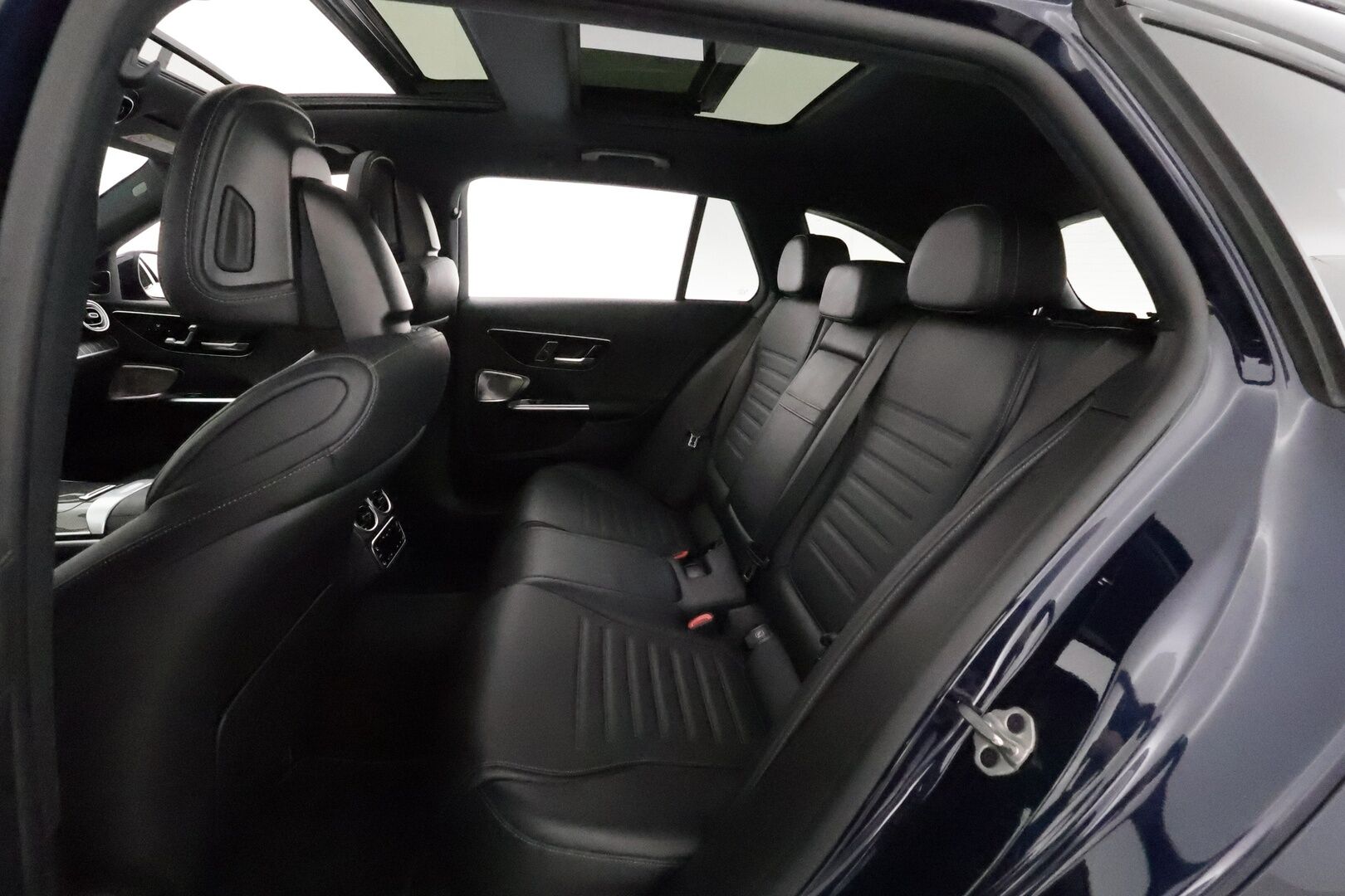 MERCEDES-BENZ C 2022 300e T A Premium Business AMG **Distronic+ / Burmester / Panorama / HUD / 360° / Muistinahat / Digital-LED / Koukku* - 3,99 % KORKOTARJOUS TÄHÄN AUTOON - 2x Latauskaapelit / **HUIPPU VARUSTEET**