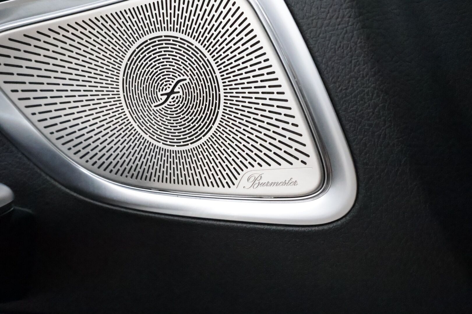 MERCEDES-BENZ C 2022 300e T A Premium Business AMG **Distronic+ / Burmester / Panorama / HUD / 360° / Muistinahat / Digital-LED / Koukku* - 3,99 % KORKOTARJOUS TÄHÄN AUTOON - 2x Latauskaapelit / **HUIPPU VARUSTEET**