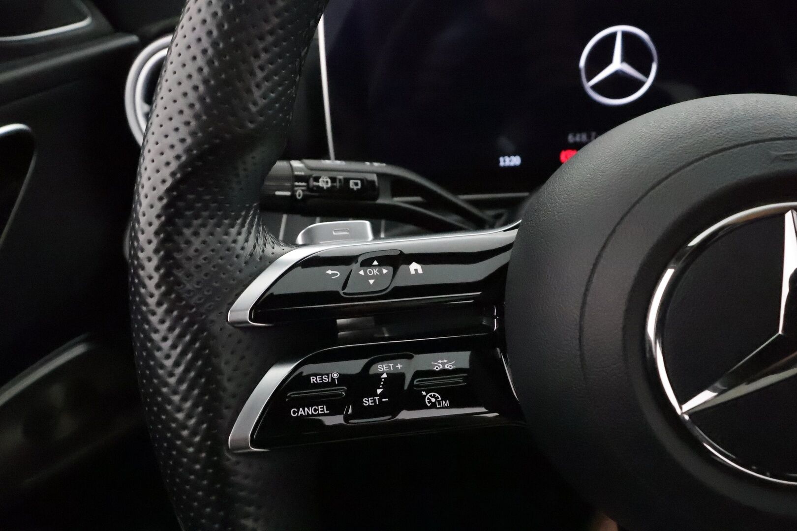 MERCEDES-BENZ C 2022 300e T A Premium Business AMG **Distronic+ / Burmester / Panorama / HUD / 360° / Muistinahat / Digital-LED / Koukku* - 3,99 % KORKOTARJOUS TÄHÄN AUTOON - 2x Latauskaapelit / **HUIPPU VARUSTEET**
