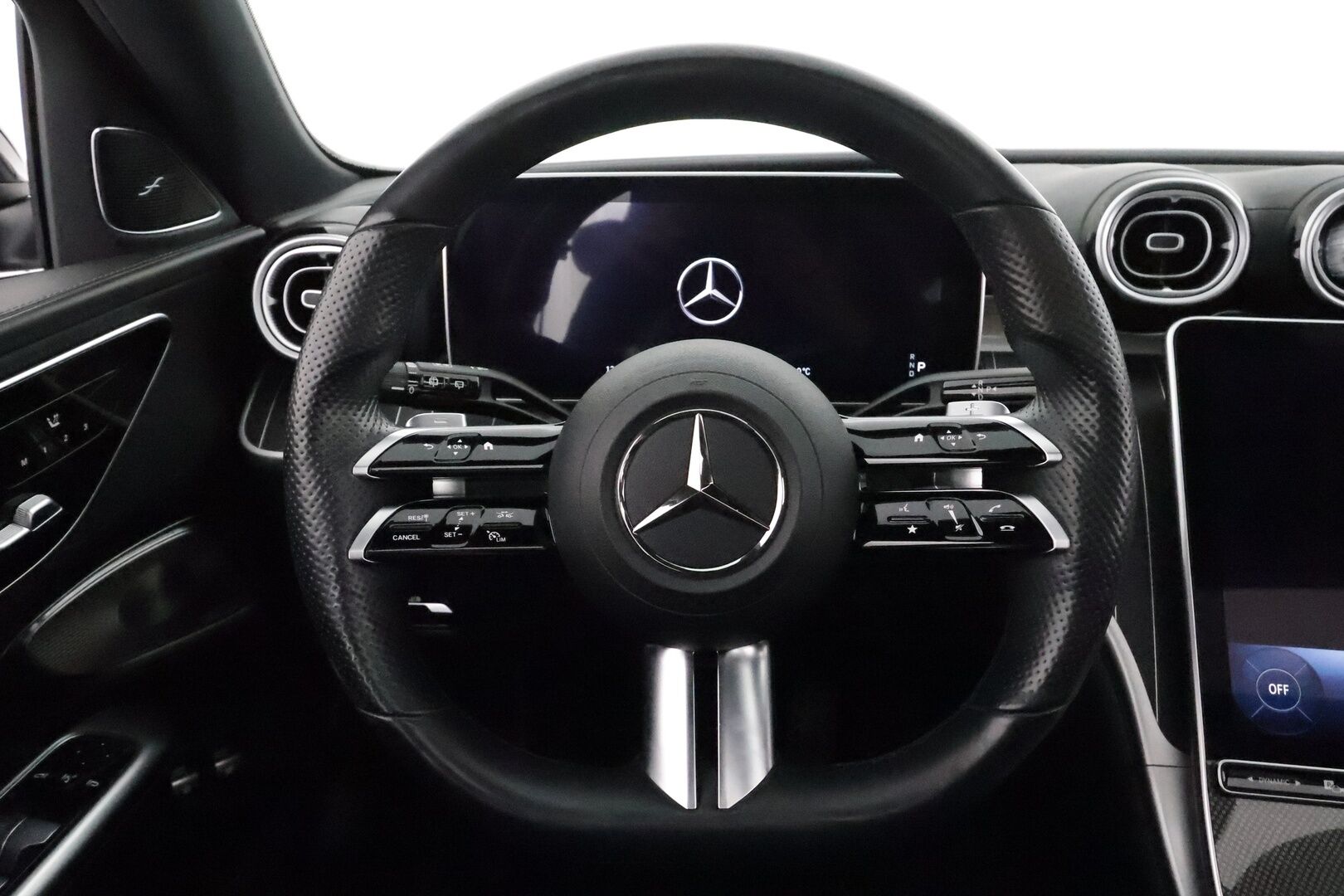 MERCEDES-BENZ C 2022 300e T A Premium Business AMG **Distronic+ / Burmester / Panorama / HUD / 360° / Muistinahat / Digital-LED / Koukku* - 3,99 % KORKOTARJOUS TÄHÄN AUTOON - 2x Latauskaapelit / **HUIPPU VARUSTEET**